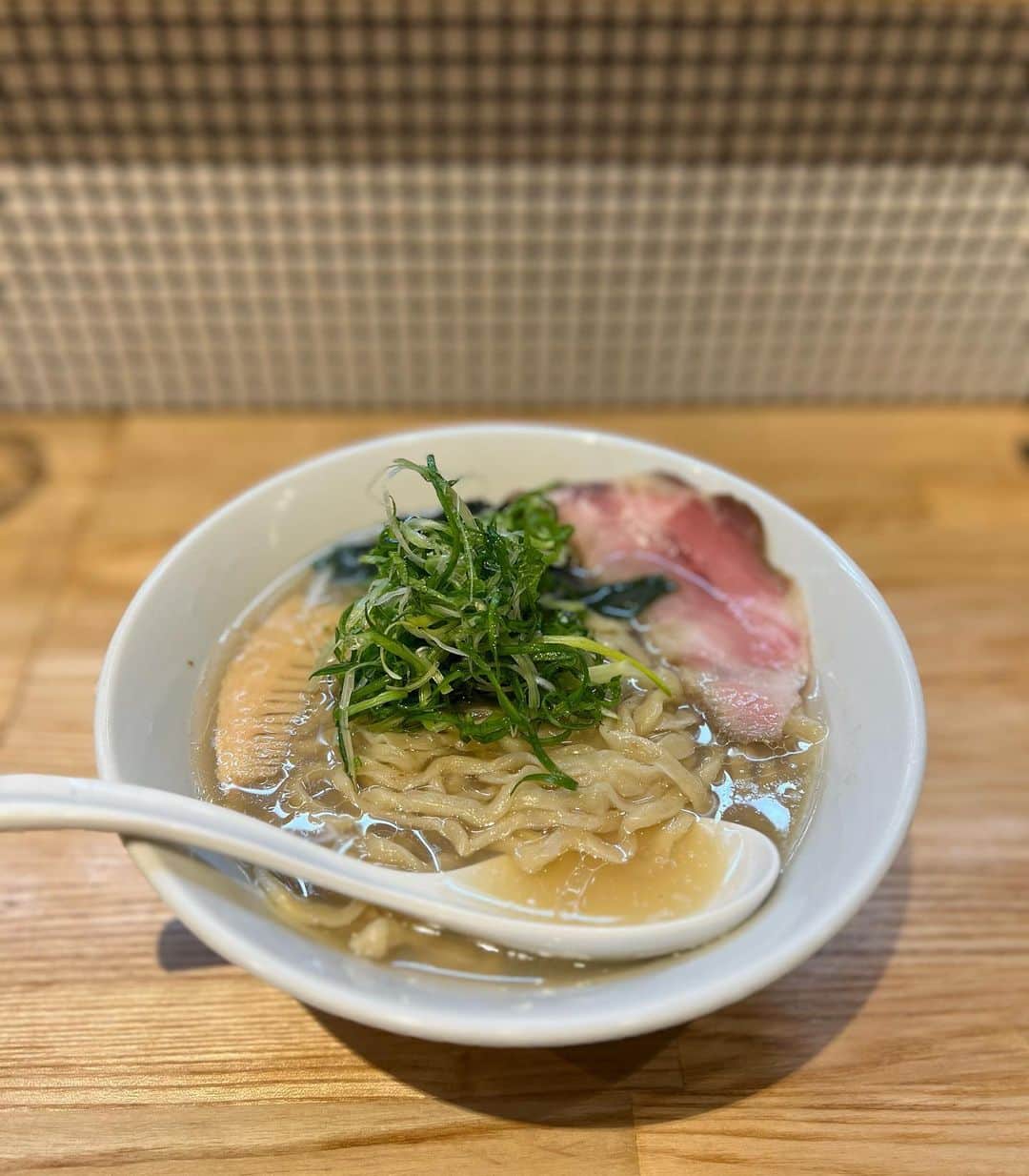 早川愛さんのインスタグラム写真 - (早川愛Instagram)「🍜🍜🍜  2023年ラーメンにはまりちゅう...🤍🤍🤍 とってもおいしかったのでご紹介🤍🤍🤍 今までラーメン屋さん3回くらいしか行った事なかったのに自分でもびっくり😶🤍 たまにはグルテン解禁してます🤍  ・  🍜ホームメイドラーメン青麦 @homemade_ramen_muginae  📍大森海岸 #TOP5000  ・  🍜ラーメン改 📍蔵前 #百名店2022  ・  🍜一蘭 📍原宿、明治神宮前  ・  #ラーメン #ラーメン部 #ラーメン女子 #ホームメイドラーメン青麦 #大森海岸グルメ #大森海岸 #ラーメン改 #蔵前グルメ #蔵前 #一蘭 #原宿グルメ #原宿 #明治神宮前 #グルテン解禁日」8月22日 7時54分 - megumegu_1006