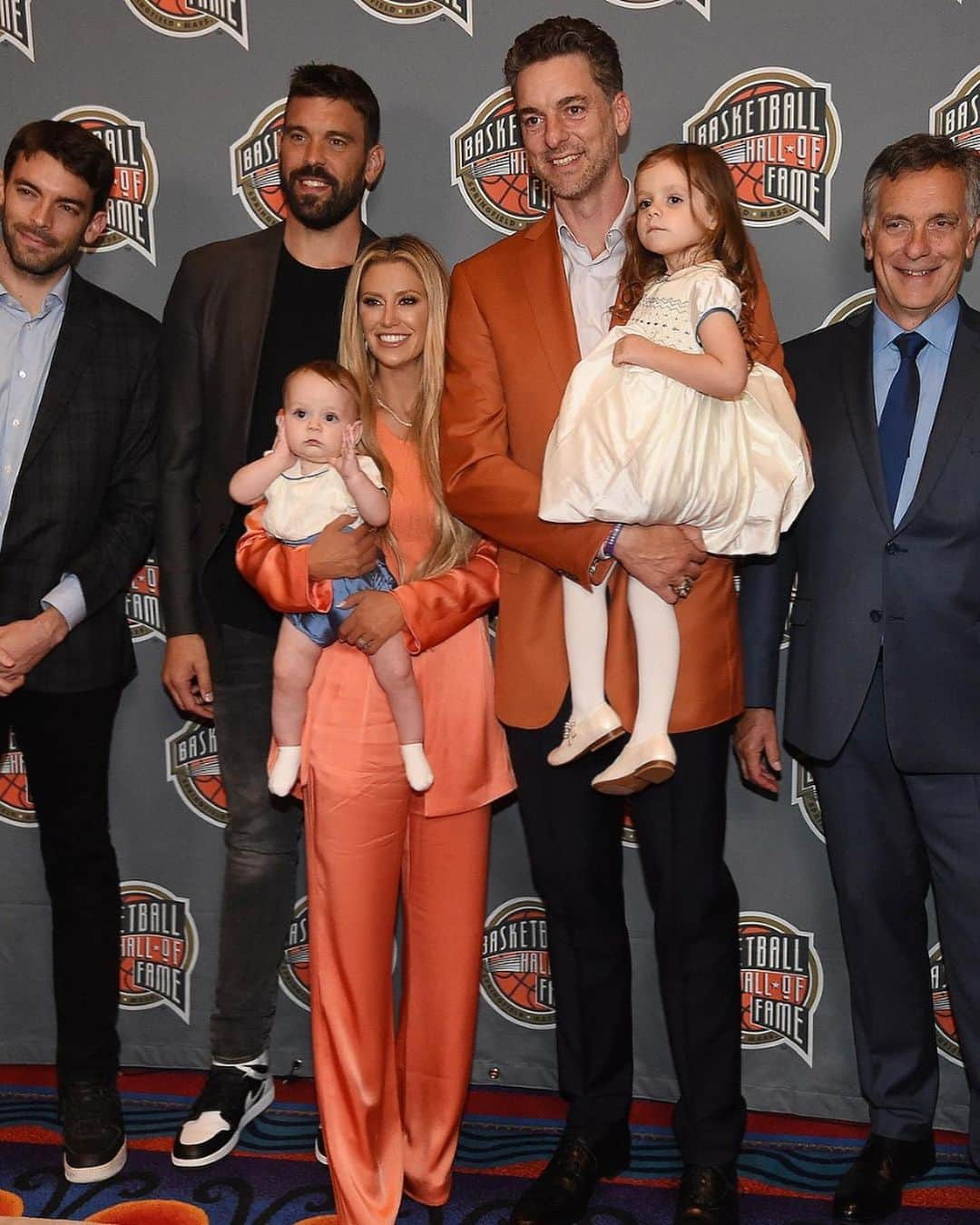 パウ・ガソルさんのインスタグラム写真 - (パウ・ガソルInstagram)「H🏀F  The orange jackets needed their own moment 🍊🧡😜」8月22日 7時54分 - paugasol