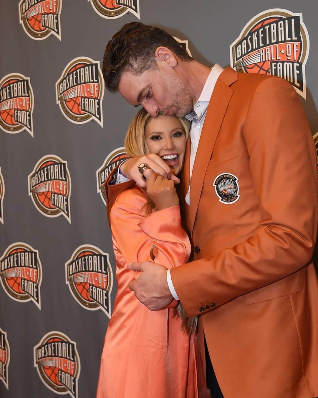 パウ・ガソルのインスタグラム：「H🏀F  The orange jackets needed their own moment 🍊🧡😜」