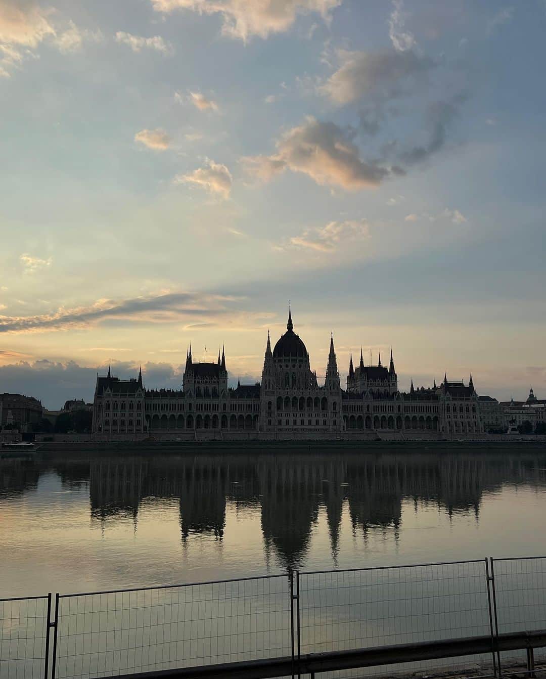 バレリー・アダムスさんのインスタグラム写真 - (バレリー・アダムスInstagram)「Budapest so far 🇭🇺. Loving this city more each day✌🏽💛  #worldchampionships #budapest #trackwife #tracklife #passion #oursport #athletics」8月22日 8時00分 - valerieadams84