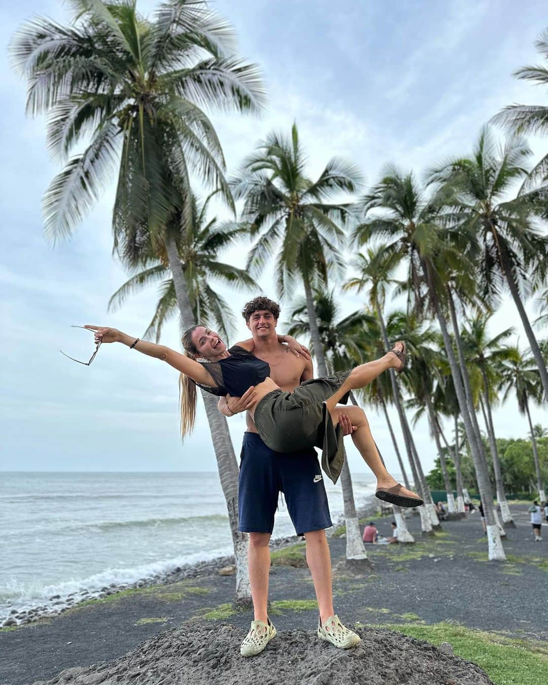 のインスタグラム：「Que bendición tener la posibilidad de estar presentes en el camino que nuestros hijos eligen para cumplir sus sueños! Han sido infinidad de entrenamientos, sacrificios y campeonatos! Seguimos sumando experiencias hijo mío @juanjonarvaezh de camino a cumplir ese gran sueño que tienes en tu corazón! A veces todo es gloria otras veces enseñanzas y experiencias que te llenan de más fuerza para seguir adelante! Te amo!!!!   1. En playa La Libertad (Océano Pacífico) la idea de la cargada fue de mi @juanjonarvaezh  2. Primer día de competencias( no quería dejar pasar esa foto, es un gran recuerdo) 3. 20 espalda (Juanjo: carril 6) me disculpan por los gritos pero son momentos demasiado emocionantes y si se trata de nuestros hijos con mayor razón. 4. Ultima foto del día! La jornada terminó muy tarde y le dije “ay regálame un fotico porfa” y él siempre tan bello me posó. 5. La más orgullosa con mi bandera de Colombia!  6. Llegamos a conocer la playa El Tunco 7. Como buena mamá, grabando todo! Ese fue el primer día que fuimos a la piscina olímpica! 8. Recuerdo en El Tunco 9. Atardecer 10. El amor de mi vida @juanjonarvaezh con su reacción tan hermosa cuando me viene a saludar (yo siempre debía estar en la tribuna)」