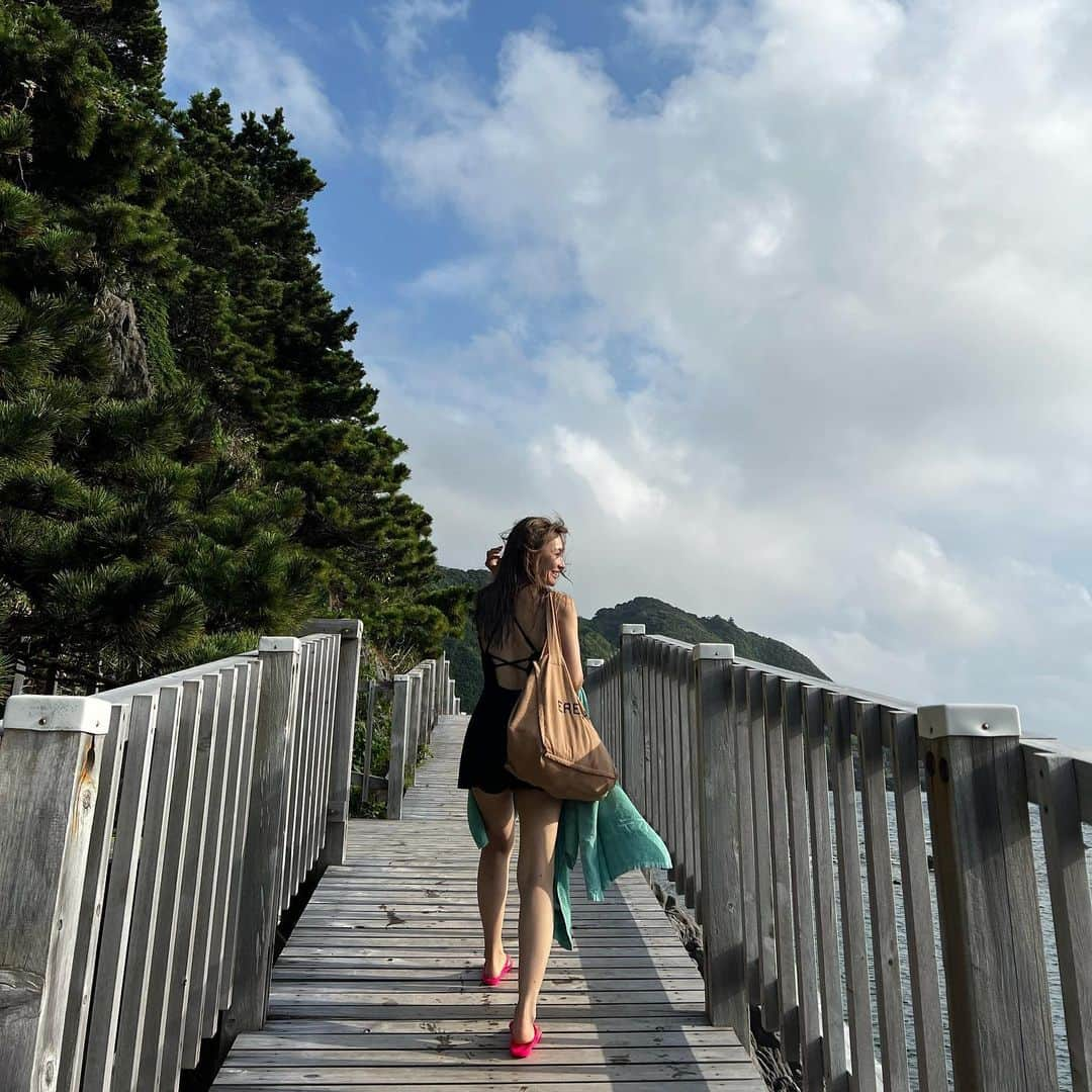 新山千春のインスタグラム：「. もあと一緒に過ごした 東京都の島！  #神津島  こんなにも海が綺麗で 美味しい魚がたくさん食べられて 星空がすごく綺麗で  ジャンプ台から飛び込んだ先には 想像以上に大きな魚もいたり、 夏にオススメの楽園でした✨  調布空港からたった45分！ 19人乗りの #ドルニエ機 からみる絶景も 感動！  天気の子とか君の名は　の雰囲気！ あったかくて肩の力抜けて ホッと落ち着く街並み。  盆踊りで声かけてくださった 皆さんの優しさも 嬉しかったなー✨ 練乳増し増しにしてくれたかき氷🍧に パチパチキャンディーくれたり タクシーの運転手さんの優しさに 金目鯛の煮付け大きくて1000円にもビックリ！  タコライスも美味しかったなー✨ お兄さんがまた優しい方で！  ノーメイクで魚サン！🩴 旅館と民宿で まったり 楽でラフな格好で  ✨親子で過ごす ✨ 思い出の2023夏☀️に なりました！！  #東京都 #島 #島好き #島観光 #神津島 #新山千春 #親子  #親子コーデ  #水着 #ドルニエ機  #調布空港 #盆踊り大会」