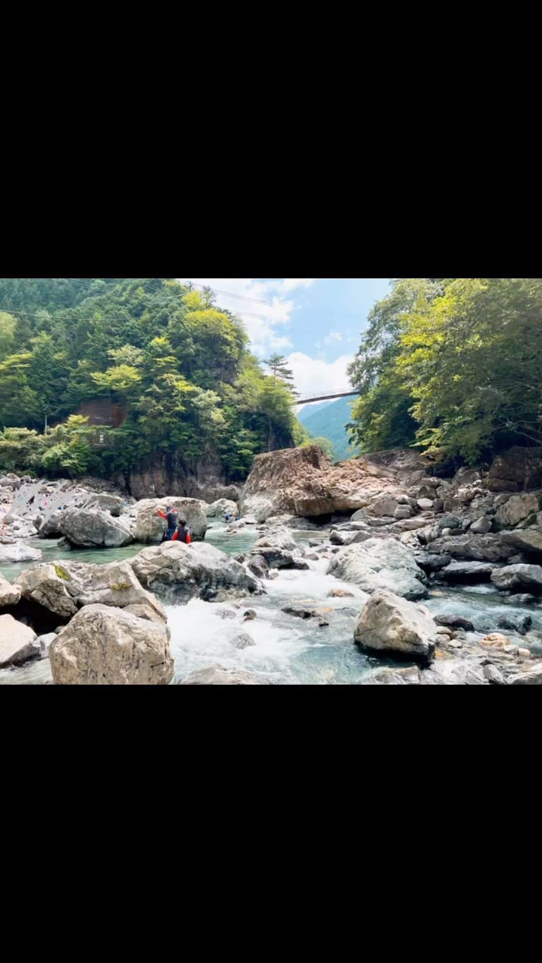ranranのインスタグラム：「夏休み最後のお出かけは奈良へ行ってきました  川遊びやる気満々で行ったのに水温が痛いほど冷たくて 陸にいる時間の方が長かったw  でもなんだかんだで3時間遊び、そこから鍾乳洞へ  初めての鍾乳洞に意外と感動してた2人  8度の世界は神秘的でした  水の綺麗さと、マイナスイオンに癒された旅  また行ける日を楽しみに 今日からまた頑張ろ☺️  #夏休み#こどものいる暮らし#こどもと暮らす#お出かけ#暮らし#奈良観光#奈良県#川遊び#双子育児#双子男子#夏休み旅行#鍾乳洞#アウトドア#outdoors#nara#japantravel#こどもとおでかけ#outfit」
