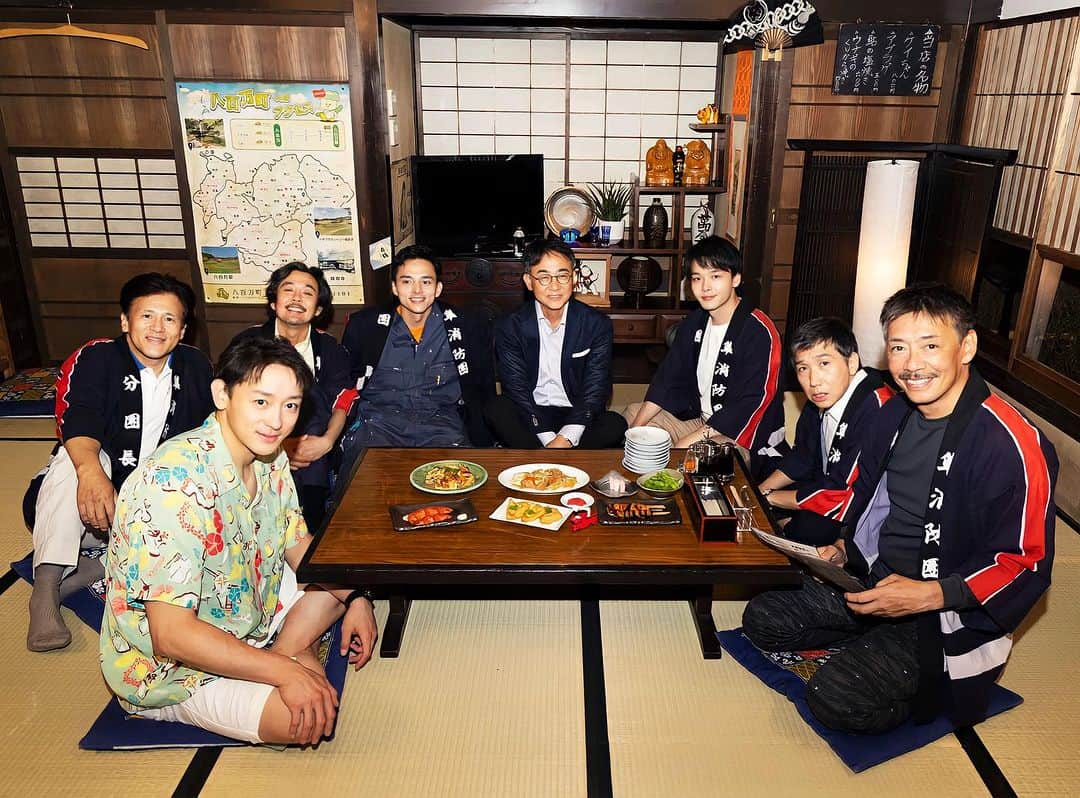 満島真之介のインスタグラム：「🚒［ハヤブサ座談会 in 居酒屋△さんかく］🚒  われら、ハヤブサ消防“劇”団！  濃濃濃濃厚。  #小説すばる 9月号にて掲載。  #ハヤブサ消防団 #中村倫也 #山本耕史 #橋本じゅん #梶原善 #岡部たかし #生瀬勝久 #池井戸潤」