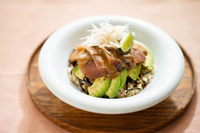 暮らし上手のインスタグラム：「今日の晩ごはんに『マグロの八丁味噌和え丼』はいかがですか？  中野エリさんの『マグロの八丁味噌和え丼』は、定番の漬けマグロに、味噌と生クリームを合わせた濃厚な洋風ソースをかけて、新鮮な味わいに。八丁味噌はデミグラスソースのようなコクと深みを与えてくれます。  ------------------------------ 調理時間：20分（時短）  材料 （ 2人分 ） マグロの刺し身 …200ｇ  A 醤油 …大さじ３ 酒、みりん …各大さじ２  B バター …10ｇ 生クリーム …大さじ１ 八丁味噌、砂糖、醤油 …各小さじ１ アボカド …1/2個 温かいご飯 …２膳分 刻み海苔 …適量 白髪ねぎ、ミョウガ（せん切り）、すだち …適宜 ------------------------------  レシピの詳細はプロフィールリンクから！  #Kurashi #暮らし上手 #晩ごはん #レシピ #簡単レシピ」