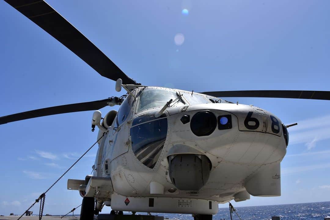海上自衛隊さんのインスタグラム写真 - (海上自衛隊Instagram)「翼を広げて 準備は万端  世界の空で活躍するSH-60Kの姿をご覧ください。  #まきなみ #SH60K #ヘリコプター #精強 #即応」8月22日 8時30分 - jmsdf_pr