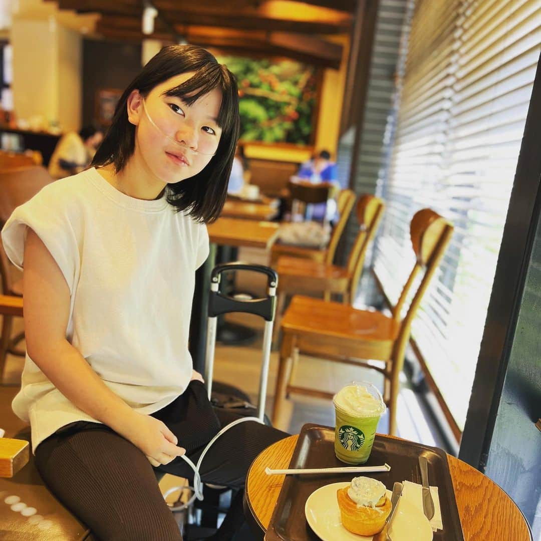 yukiのインスタグラム：「おはようございます。  日本全国、どこにいても安心する場所🌏 @starbucks_j   東京から離れると スッピンでも大丈夫だと思ってるわたし🫡  #スタバ愛  #milkaとお茶  #いつ何時も気を抜いてはいけません」