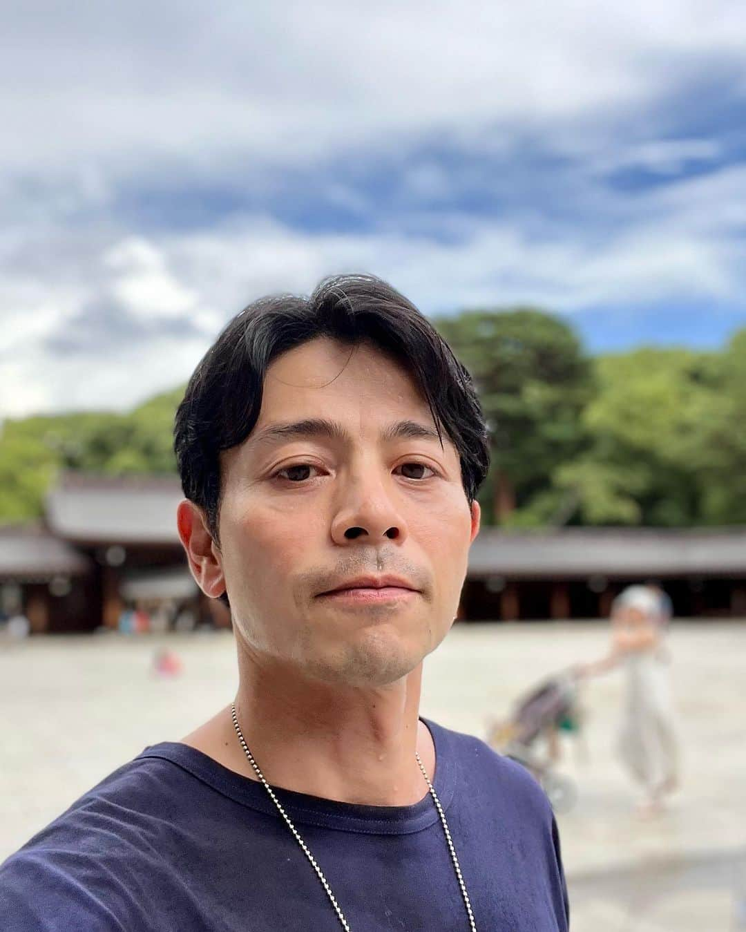 吉沢悠さんのインスタグラム写真 - (吉沢悠Instagram)「． パワースポットは好きですか？  都会のど真ん中にある「明治神宮」には、いくつかそういう話があります。  「明治神宮」は、【西参道】から本殿へ向かうのもオススメです。  人も少なく静かな雰囲気で、南参道とは違った良さがあります。  「こだま」という御守りがありまして、巫女さんの後ろ側に置かれているので、お願いしないと出て来ません。自然を感じるとても優しい音色で、オススメです。  西参道から宝物殿の方へ歩いていくと、「亀石」がある場所があります。  亀のような形をしていて、この石の周りを３周まわると…  気になる方は、調べて見て下さい。  #明治神宮 #西参道 #こだま #亀石 #japantrip  #harajuku」8月22日 8時34分 - hisashi_yoshizawa