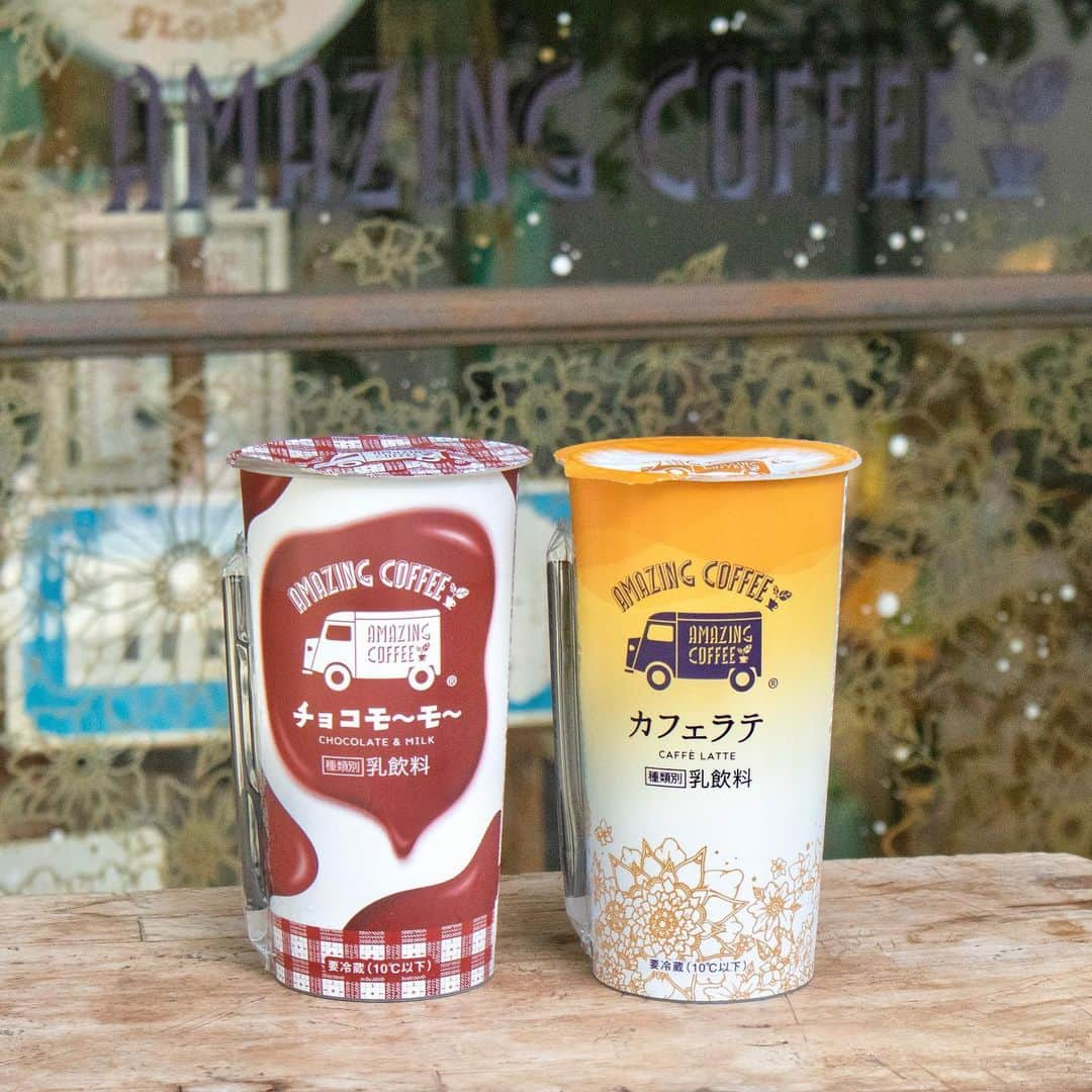 AMAZING COFFEEさんのインスタグラム写真 - (AMAZING COFFEEInstagram)「. 本日からチルドカップ飲料『AMAZING COFFEE カフェラテ』・『AMAZING COFFEE チョコモ～モ～』が全国のコンビニエンスストアで発売START✨  ついにAMAZING COFFEEの人気ドリンクがチルドカップになって全国のみなさまへお届けできます🥳  パッケージはアメコの象徴である花柄とチェック柄が特徴のカップデザイン🌱ぜひ探してみてください👀  ✡️AMAZING COFFEE カフェラテ AMAZING COFFEEのメニューで不動の人気を誇るカフェラテをイメージ！ すっきりながらもコクのあるミルクの味わいと、奥深いコーヒーの風味のバランスにこだわった一杯です☕  ✡️AMAZING COFFEE チョコモ～モ～ チョコレートの甘さとミルクがベストバランスで溶けあった”コーヒー不使用”のチョコレートドリンク！ 子どもから大人まで幅広い世代にお楽しみいただける味わいです。  【発売日・取扱店舗】 ●2023年8月22日(火)～ 　コンビニエンスストア ●2023年9月6日(水)～ 　量販店・その他 ※一部地域・一部店舗を除きます。 ※AMAZING COFFEE店頭ではご購入いただけませんので、予めご了承ください。  【商品名】 ・AMAZING COFFEE カフェラテ  ・AMAZING COFFEE チョコモ～モ～   【販売価格】 各208円(税抜)  #AMAZINGCOFFEE #AMeCO #アメコ #coffee #コーヒー #珈琲 #チルドコーヒー #チルドカップ #チルドカップ飲料 #チルド飲料 #アメコのチルドカップ #カフェラテ #チョコモーモー #モーモーくん #全国発売 #☕️ #🍫 #🐮 #🥛 #saveyourneighbor  @unoboooo」8月22日 8時35分 - amazing_coffee_official