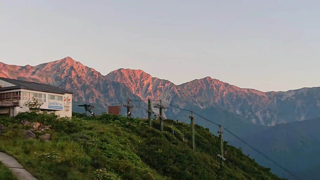 白馬八方尾根スキー場のインスタグラム：「朝焼けの白馬三山🏔  左から 白馬鑓ヶ岳 杓子岳 白馬岳  なんと雄大なこと…🥺  #hakuba #happo #白馬 #八方尾根 #夏  #グリーンシーズン #八方池 #高山植物 #絶景 #白馬三山 #花 #かわいい #八方尾根自然研究路 #カラフル #八方アルペンライン #山 #山の日 #朝焼け #モルゲンロート」