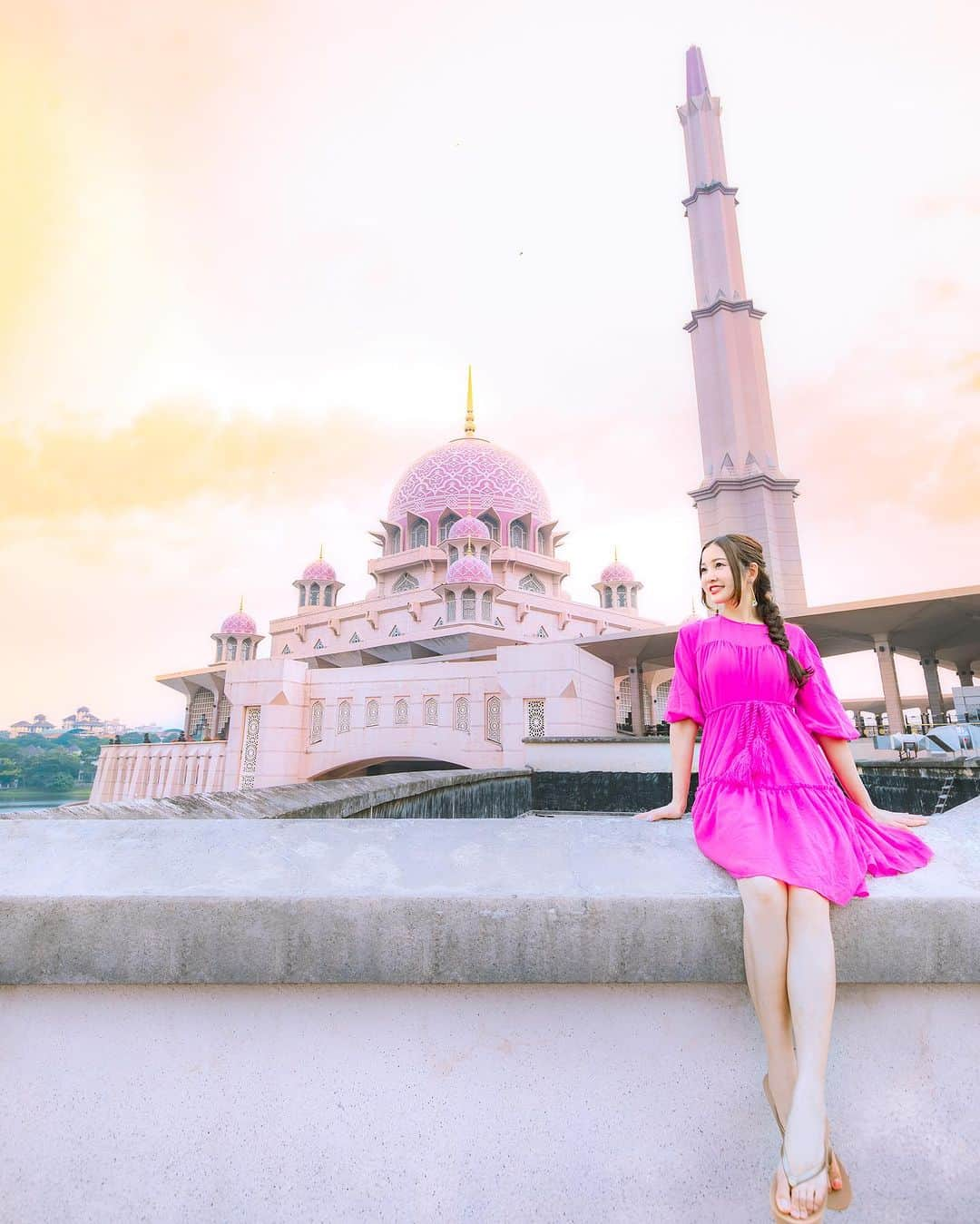 ももせゆきのインスタグラム：「Malaysia🇲🇾trip photo  location📍Putra Mosque  外観がかわいすぎるピンク色のモスクはクアラルンプール市内からGrabで20分位のところにあります✨️  外からの撮影スポットは近くの橋からだったり、投稿した写真の階段降りたところだったり様々📷 モスク内の様子はまた後日POSTします  ・  ・ 🏷 #putrajaya #putramosque  #プトラモスク #ピンクモスク#pinkmosque  #Malaysia #kualalumpur #kualalumpurmalaysia  #マレーシア  #visitmalaysia  #travelphotography  #instamalaysia  #マレーシア旅行  #malaysiaphotographer  #クアラルンプール  #malaysiatrulyasia  #malaysiaairlines #cuticutimalaysia  #海外旅行 #海外旅行好きな人と繋がりたい  #genic_mag #retrip_global   #カメラ女子 #カメラ好きな人と繋がりたい  #ファインダー越しの私の世界  #女子旅 #タビジョ#discovermalaysia  #traveltheworld #luxuryescaping」