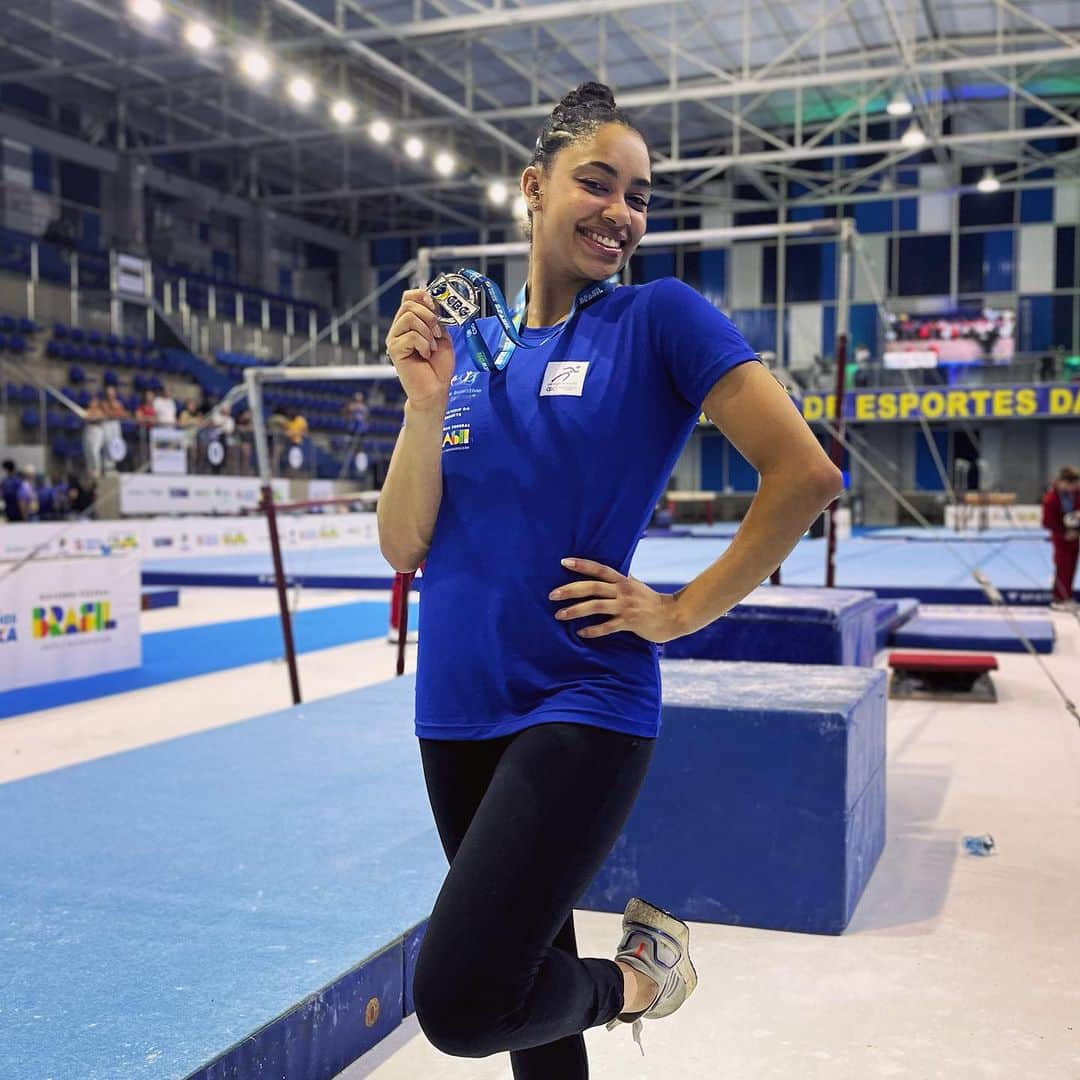 カロリーネ・ペドロさんのインスタグラム写真 - (カロリーネ・ペドロInstagram)「E assim termina mais um Brasileiro, Vice campeãs🥈 por equipe e 4° na paralela 😍👏✨ . . . . Obrigada por estarem sempre comigo Eliane @iryna_ilyashenko @carolmolinari @luisbauer @fisioanahelena @ana_strobel_linsingen @lisiane_delinski @kamanfron @geracaoolimpicapr @smeljcuritiba @smeljcuritiba @drmarcosbaba @sky_energy_spa_recovery  . . . E obrigada a todos pelo suporte  durante a competição @cbginastica #caixaeconomicafederal #caixa」8月22日 8時42分 - carolynepedro