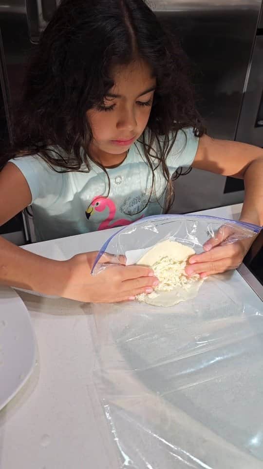のインスタグラム：「Qué opinas de las Empanadas de mi princesa? Hoy Isabella nos enseña a preparar Empanadas Margariteñas paso a paso, es su tercera vez así que ahí vamos mejorando 💪 😁  Se antojo de Empanadas, insistió e insistió y le dije, vamos pero las preparas tú, y bueno termino haciendo 12 Empanadas 😍」
