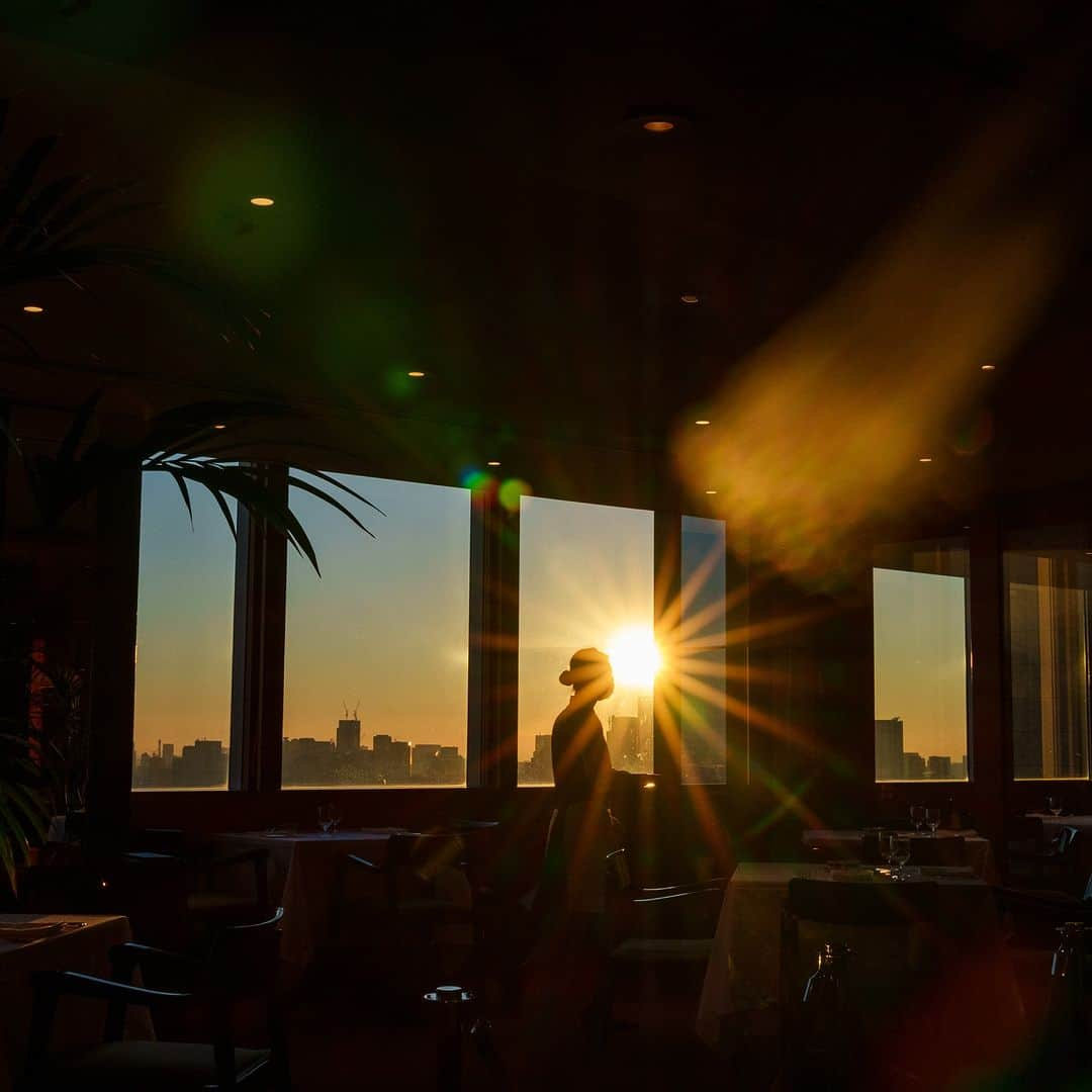 Park Hyatt Tokyo / パーク ハイアット東京のインスタグラム：「Good morning!  Share your own images with us by tagging @parkhyatttokyo ————————————————————— #ParkHyattTokyo #ParkHyatt #Hyatt #Luxuryispersonal #viewfromhotel #sunrise #viewfromparkhyatttokyo #goodmorning #goodmorningtokyo #パークハイアット東京  #ホテルからの景色  #朝焼け #朝日 #日の出 #おはようございます」