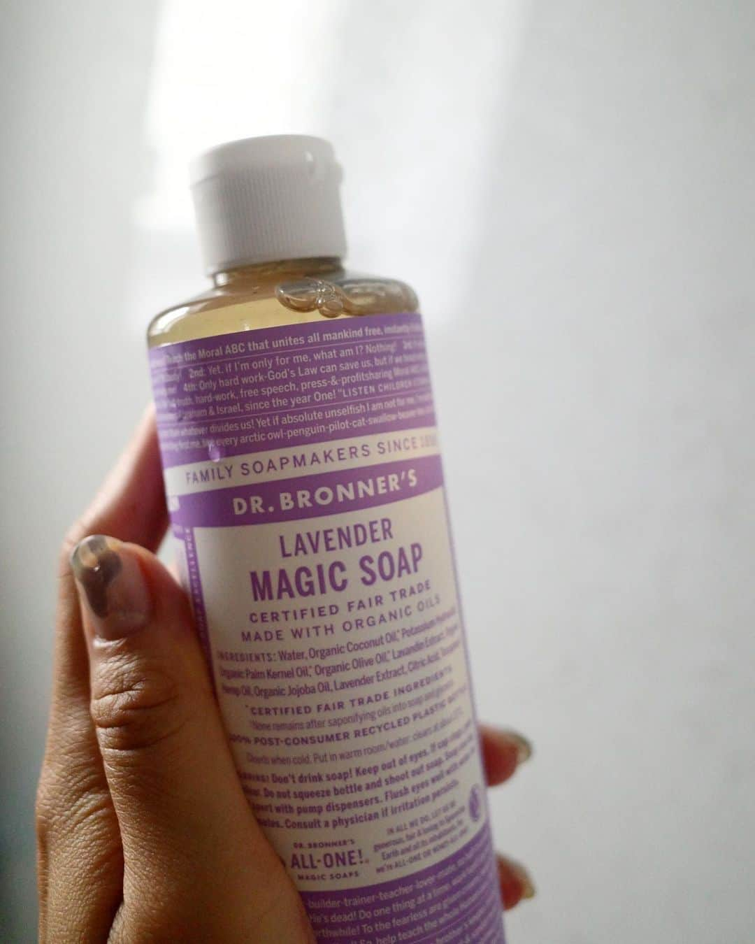 野村仁美のインスタグラム：「愛用暦　何年だろう… @drbronner.japan   20代の頃は日本ではまだまだ扱ってる所が少なくて、アメリカの買付先でまとめ買いしてました。  ずっと普通に購入していたのだけど、最近はありがたい事にプレゼントでいただけたりもして🙏  愛用理由をまた書かせてください✏️  選んでる理由の一番は、オーガニックの自然成分100%🌏  無農薬有機栽培の植物を原材料に、 合成着色料・香料・保存料、遺伝子組み換え原材料、一切使用していないので、裏面の成分表もとてもシンプルです。  それでいて、少量で泡立ち良く洗い上がりすっきり、 身体はもちろんお風呂掃除に使っても水垢落ちてピカピカになります🫶  (お風呂場で、子供がいる目の前でちょっと気になるおもちゃの汚れとか洗えたりする🙌)  香りも全て天然精油。今回はラベンダーの香り。  大きいボトルもあるけど、私はこのサイズ(237ml)の方が片手で出せて好きです。 今年で75周年！おめでとうございます。これからも愛用します〜🫶  #ドクターブロナー #マジックソープ#オーガニックソープ#ドクターブロナー75周年 #クリーミー泡#PR」