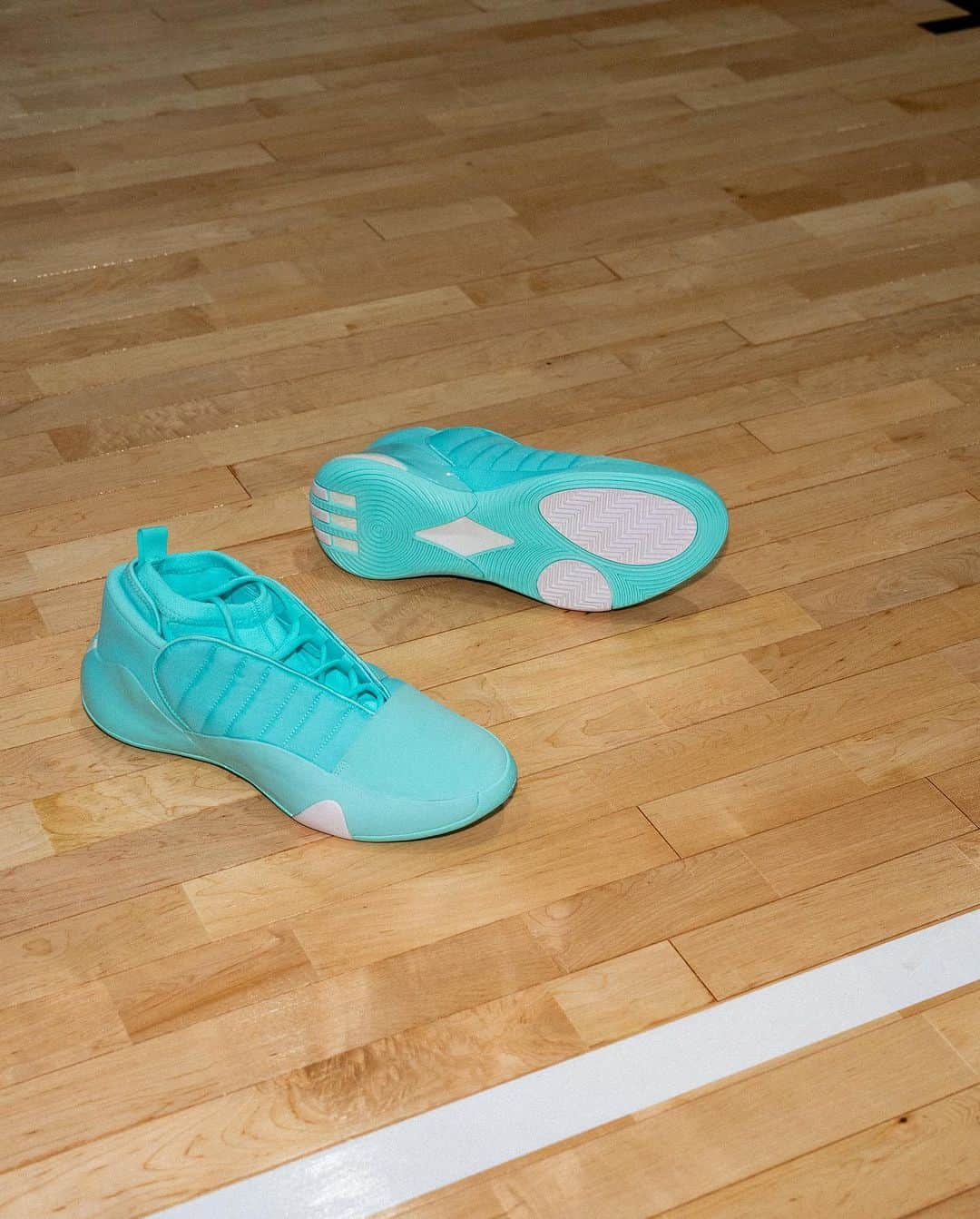 ジェームス・ハーデンさんのインスタグラム写真 - (ジェームス・ハーデンInstagram)「Tiffany Blue Different.  Harden Vol. 7 FLASH AQUA available on adidas.com and select locations.  #HardenVol7 #adidasBasketball」8月22日 9時04分 - jharden13