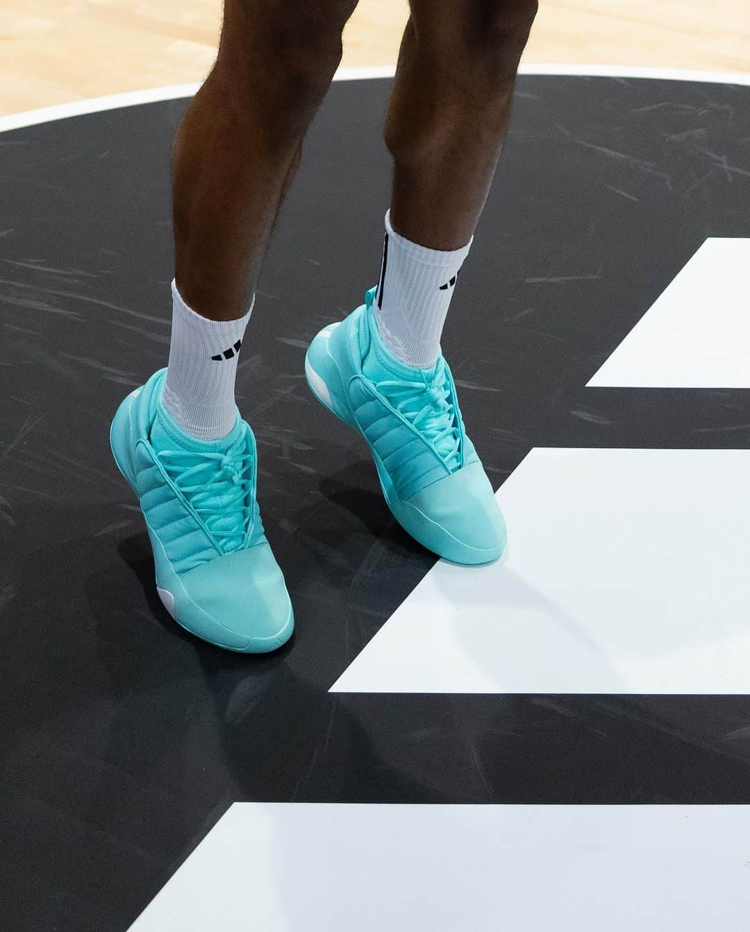 ジェームス・ハーデンさんのインスタグラム写真 - (ジェームス・ハーデンInstagram)「Tiffany Blue Different.  Harden Vol. 7 FLASH AQUA available on adidas.com and select locations.  #HardenVol7 #adidasBasketball」8月22日 9時04分 - jharden13