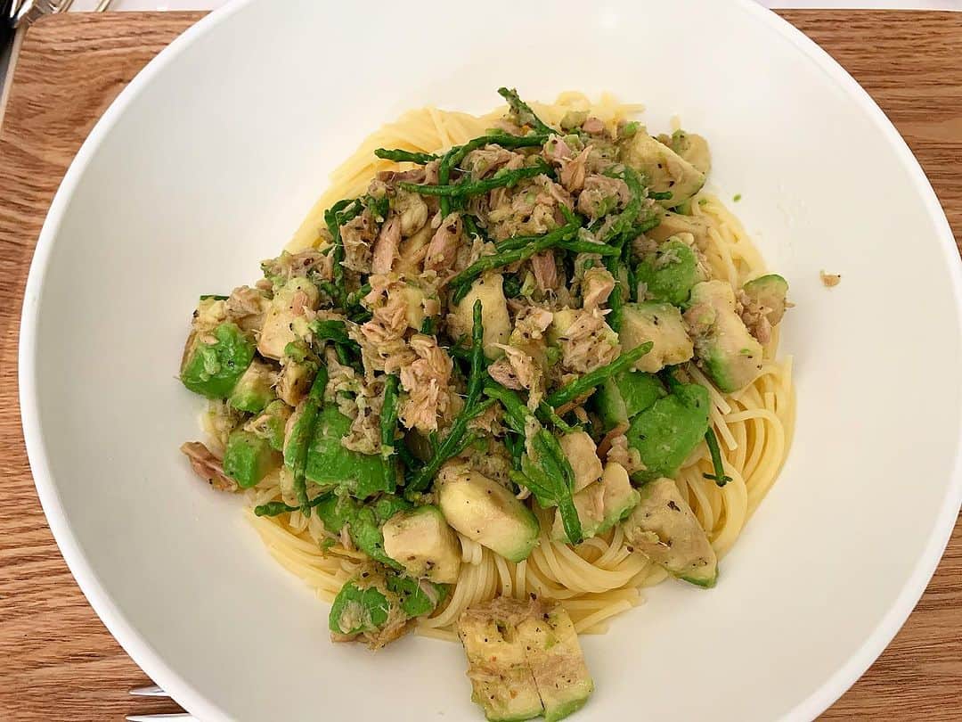 畑喜子のインスタグラム：「赤色がなかったwww アボカドとシーチキンとシーアスパラのパスタ😊 麺類は基本2人前食べるけどパスタだけ一人前です👍 #家飯」