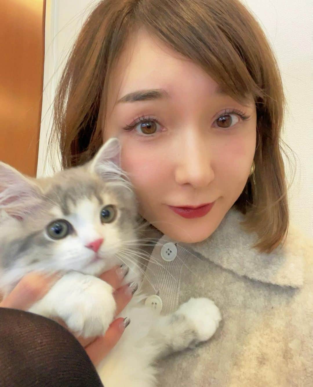 のインスタグラム：「記事について、あまりにも事実と異なることが多かったため、事実でないことは否定しなければと思い動画を撮りました。  私は、これまでも世間をお騒がせするようなことを何度かしてきてしまいましたが、その度に未熟な自分のあやまちを反省し、それでも小石を積み上げるように歩んで来て今があります。  必ずしも順調ではない人生かも知れませんが、今や子供もいて、人の親となり、私なりに世間に迷惑をかけないような生き方を、子供たちに嘘をつかない毎日を、送ってきたつもりでいます。  今回の記事について、もちろん私の軽率な行動によって引き起こしてしまったことを反省しています。  ですが事実でないことは事実ではない。それだけはみなさんに知って欲しい。そう思って自分の口からYouTubeでお話しをさせて頂きました。 今後とも何卒、加護亜依を宜しくお願い致します。」