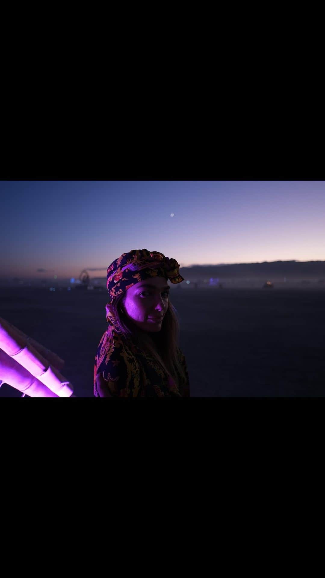 アシュリー・ハートのインスタグラム：「I feel that familiar mystical rumble of Burning Man rearing its yearly roar. And although I sadly won't be attending this year, it's still working its magic on me. I felt inspired to share a snippet of the last captured (not yet posted) episode of my HARTFWRD YouTube channel. This is my take on what Burning Man represents.. and how last year's experience was one of my most challenging yet rightfully representative of the power, principles and all that Burning Man stands for, for me. Putting myself in this potent environment not only confronted me with the intensity of changes I was actually facing at this time in my life but essentially reflected back to me the pain of reality I was in avoidance of feeling. It was all amplified on the playa yet also allowed me the space and perspective to be with all that was, showing me how I needed to lean into the discomfort and fully show up for what mattered most. Which at this time; was to let go of all I was trying to hold up within my own world and attend wholeheartedly to the grandiosity of my mother's palliative care and precious last pages of her life. Welcoming this change in my life, quite literally was like throwing myself into the fire of all that burning man stands for. How uncomfortable it is to take ourselves out of the structure, routine, and life we're so attached to. All the things we think we need to do, be and create. How we think we don't have enough time, lost in this somewhat default world and totally disconnected from what actually matters most. So unwilling to feel the discomfort of what our deepest hearts' truth is or what our life circumstances may actually be, in fear of losing this self and world we've created and think we need to so desperately sustain. It's about pulling ourselves out, getting perspective, embracing change, and really seeing the self; listening to something beyond these default ways of being and thinking, and letting something deeper lead our way. I really believe that throwing ourselves into the fire of change and letting burn what no longer serves.. is the fast track to our true selves and ultimately the way to God. See Burning Man isn't just a festival, it's a way of living.」