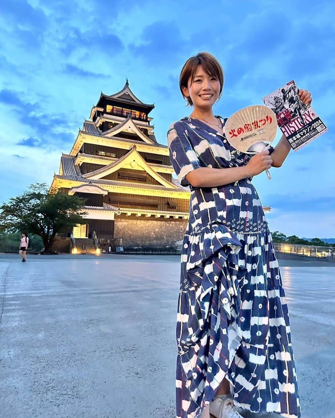 熊本城のインスタグラム：「【熊本城マラソンニュース】 ～きゃっするひとみーさんが来城されました🏯～  7月28日（金）の夕涼み開園の時間帯に、「大阪城を愛し大阪城に愛された女」で親しまれている“きゃっするひとみー”さんが熊本城に訪れました！  きゃっするひとみーさんは、Instagramのフォロワー数が9万人を超えるマラソン界№1のインフルエンサーで、「熊本城マラソン2024」のゲストランナーです！（熊本城Instagramも追いつくように頑張ります💪）  当事務所の職員の案内で熊本城を巡り、ライトアップされた熊本城を一緒に見学しました。 お城についてとても詳しい方でした。 「熊本城マラソン」で、実際に熊本を走っている姿を拝見できるのが楽しみです😊  「熊本城マラソン2024」について詳細はこちら👇 熊本城マラソン2024 (kumamotojyo-marathon.jp) お問い合わせ先：熊本城マラソン事務局（☏096－328－2373） #kumamoto #japan #japantrip #instagood #instagram #kumamotocastle #日本 #熊本 #熊本城 #城 #castle #加藤清正 #日本100名城 #熊本観光 #観光 #trip #cooljapan #きゃっするひとみー #夕涼み開園 #ライトアップ #熊本城マラソン #熊本城マラソン2024」