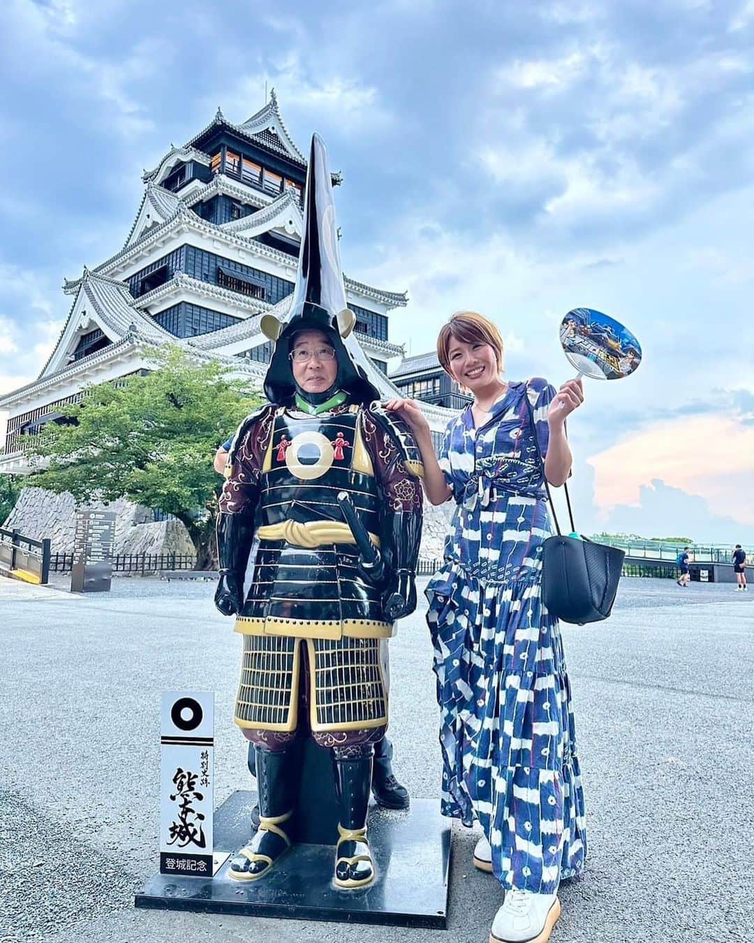 熊本城さんのインスタグラム写真 - (熊本城Instagram)「【熊本城マラソンニュース】 ～きゃっするひとみーさんが来城されました🏯～  7月28日（金）の夕涼み開園の時間帯に、「大阪城を愛し大阪城に愛された女」で親しまれている“きゃっするひとみー”さんが熊本城に訪れました！  きゃっするひとみーさんは、Instagramのフォロワー数が9万人を超えるマラソン界№1のインフルエンサーで、「熊本城マラソン2024」のゲストランナーです！（熊本城Instagramも追いつくように頑張ります💪）  当事務所の職員の案内で熊本城を巡り、ライトアップされた熊本城を一緒に見学しました。 お城についてとても詳しい方でした。 「熊本城マラソン」で、実際に熊本を走っている姿を拝見できるのが楽しみです😊  「熊本城マラソン2024」について詳細はこちら👇 熊本城マラソン2024 (kumamotojyo-marathon.jp) お問い合わせ先：熊本城マラソン事務局（☏096－328－2373） #kumamoto #japan #japantrip #instagood #instagram #kumamotocastle #日本 #熊本 #熊本城 #城 #castle #加藤清正 #日本100名城 #熊本観光 #観光 #trip #cooljapan #きゃっするひとみー #夕涼み開園 #ライトアップ #熊本城マラソン #熊本城マラソン2024」8月22日 9時07分 - kumamoto_castle