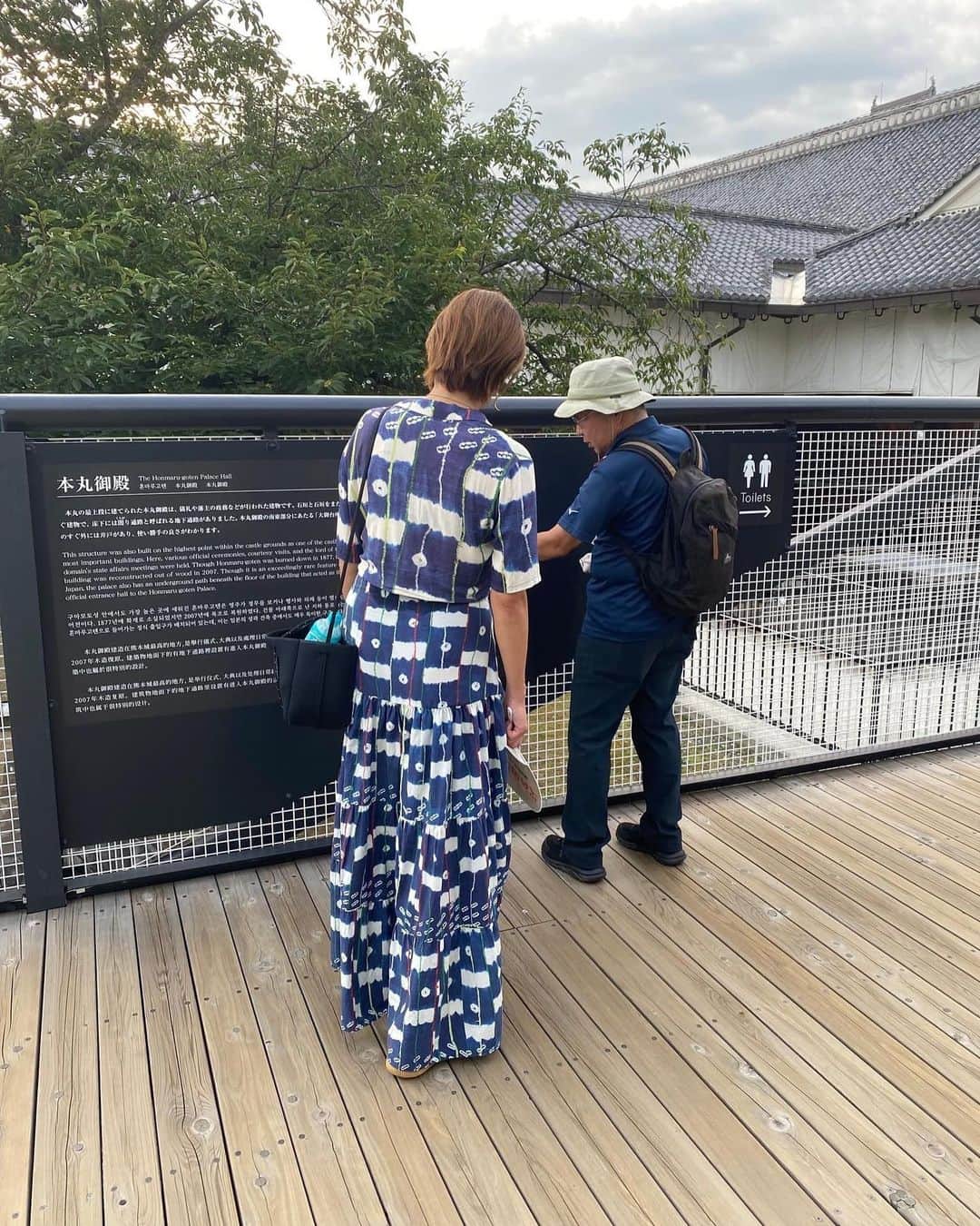 熊本城さんのインスタグラム写真 - (熊本城Instagram)「【熊本城マラソンニュース】 ～きゃっするひとみーさんが来城されました🏯～  7月28日（金）の夕涼み開園の時間帯に、「大阪城を愛し大阪城に愛された女」で親しまれている“きゃっするひとみー”さんが熊本城に訪れました！  きゃっするひとみーさんは、Instagramのフォロワー数が9万人を超えるマラソン界№1のインフルエンサーで、「熊本城マラソン2024」のゲストランナーです！（熊本城Instagramも追いつくように頑張ります💪）  当事務所の職員の案内で熊本城を巡り、ライトアップされた熊本城を一緒に見学しました。 お城についてとても詳しい方でした。 「熊本城マラソン」で、実際に熊本を走っている姿を拝見できるのが楽しみです😊  「熊本城マラソン2024」について詳細はこちら👇 熊本城マラソン2024 (kumamotojyo-marathon.jp) お問い合わせ先：熊本城マラソン事務局（☏096－328－2373） #kumamoto #japan #japantrip #instagood #instagram #kumamotocastle #日本 #熊本 #熊本城 #城 #castle #加藤清正 #日本100名城 #熊本観光 #観光 #trip #cooljapan #きゃっするひとみー #夕涼み開園 #ライトアップ #熊本城マラソン #熊本城マラソン2024」8月22日 9時07分 - kumamoto_castle