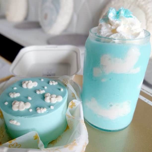 のインスタグラム：「雲をイメージしたクルムスムージー690円。スカイブルーに雲をあしらったトシラクケーキを合わせてみた。  記事「新大久保『Studio café MARU』はセルフ写真館併設！ 韓国の”かわいい”が詰まったカフェ」より。  #さんたつ #散歩の達人 #スムージー #ケーキ #カフェ #韓国 #スイーツ #かわいい #新大久保 #カフェ」