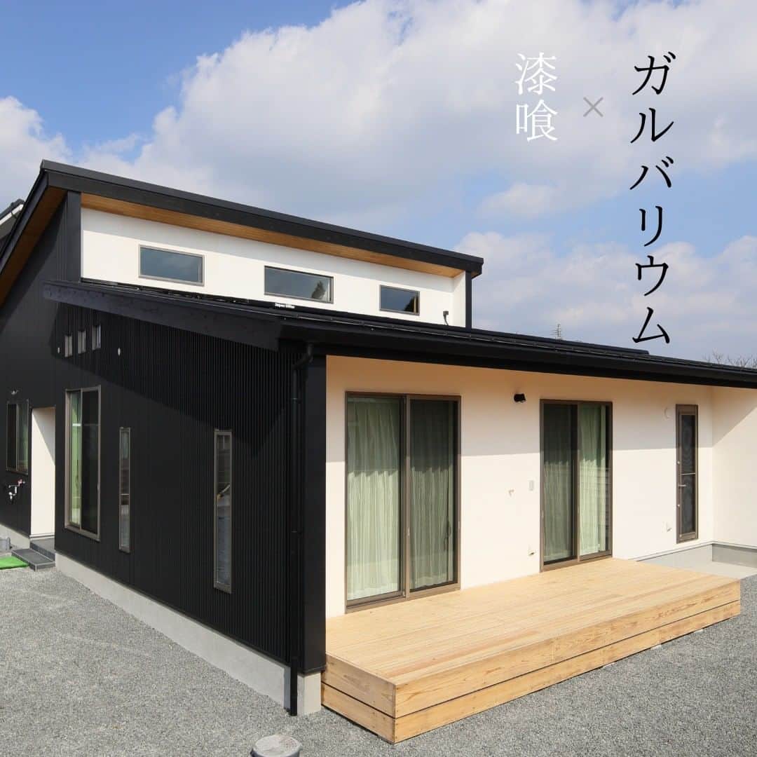 satsumahomeのインスタグラム：「漆喰×ガルバリウム 漆喰の柔らかな雰囲気と、ガルバリウムのシャープな雰囲気が合わさり、かっこいい外観に。 ＿＿＿＿＿＿＿＿＿＿＿＿＿＿＿＿＿＿＿＿＿＿＿＿＿  「体に良くないものは使わない」  漆喰や無垢材などの自然素材だけを使って建てる。 体に安心・安全な無添加の家。 豊中市・箕面市を中心とした北摂エリアで注文住宅を建てる専門工務店です。 ＿＿＿＿＿＿＿＿＿＿＿＿＿＿＿＿＿＿＿＿＿＿＿＿＿＿ さつまのリフォーム ▷@picnicstudio_osaka さつまの不動産　 ▷@sh.fudousan さつまのLINE ▷@sh.lineinfo さつまの工事現場 ▷@sh.factories  #さつまホーム #無添加住宅 #漆喰  #マイホーム記録 #注文住宅 #家づくり #施工事例 #いえすたぐらむ #おうち時間を楽しむ #ルームツアー #後悔しない家づくり #工務店だからつくれる家 #こだわりの家 #高気密高断熱 #設計事務所 #HEAT20 #自然素材の家 #デザイン住宅 #シックハウス対策  ＿＿＿＿＿＿＿＿＿＿＿＿＿＿＿＿＿＿＿＿＿＿＿＿＿」