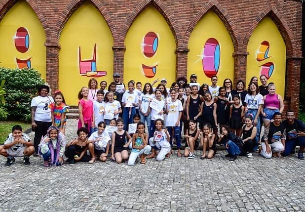 osgemeosさんのインスタグラム写真 - (osgemeosInstagram)「Workshop muito mágico no @institutorb , Com essas turmas  incríveis ! Foi lindo #Recife  Quanto talento! ❤️🙏 #oficina #workshop #historia #hiphop  Fotos de Matheus Ernandes」8月22日 9時37分 - osgemeos