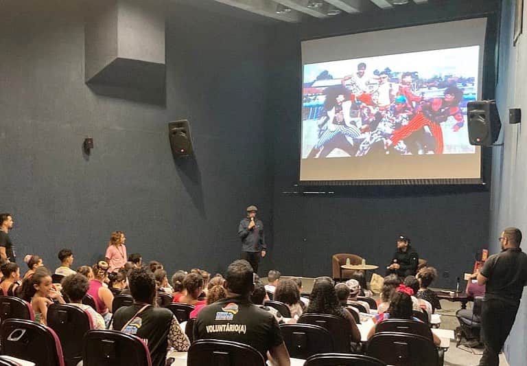 osgemeosのインスタグラム：「Workshop muito mágico no @institutorb , Com essas turmas  incríveis ! Foi lindo #Recife  Quanto talento! ❤️🙏 #oficina #workshop #historia #hiphop  Fotos de Matheus Ernandes」