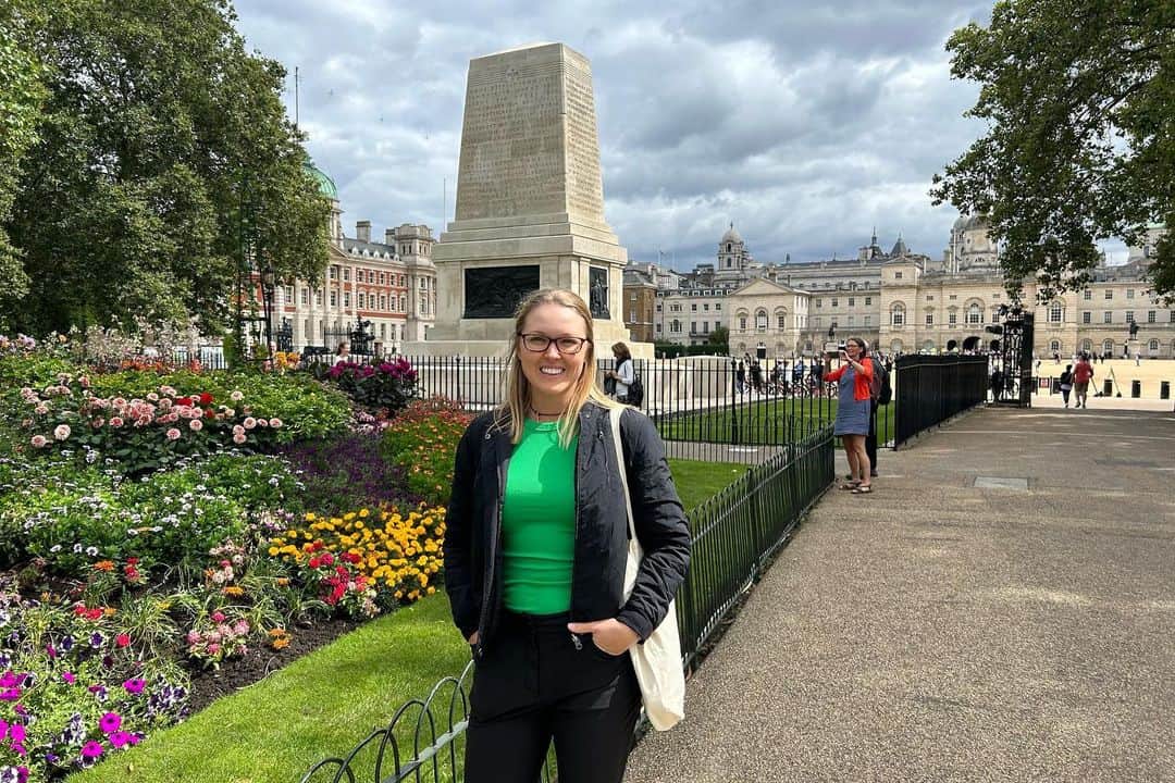 ブルック・ヘンダーソンのインスタグラム：「London, England 🇬🇧🥰  St. James’s Park 🌸  Westminster Abbey 🙏🏻  Buckingham Palace 👑  London Eye 👀」