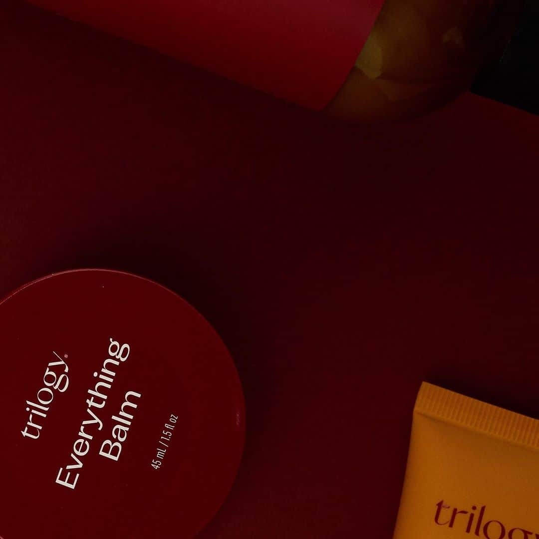 コスメキッチンさんのインスタグラム写真 - (コスメキッチンInstagram)「ずっと愛されてきた、“trilogy”がより身近になって再登場！  2002年ニュージーランドの姉妹がスタートさせたナチュラルスキンケアブランド。  肌を輝かせる、赤のオーガニック Red Organic Makes Skin Shine.  余分な化学合成成分は加えず、可能な限りピュアな植物成分を採用。 そんなこだわりの詰まった攻めのオーガニックの力強さと人を美しくする情熱を余すことなく肌へ伝えます。  9月14日の発売に先駆けて、本日8月22日より予約を開始。 予約でお得な特典がつくSPECIAL CAMPAIGNを行います。  キャンペーン概要は次の投稿よりご確認ください🌳  #CosmeKitchen #CosmeKitchen #コスメキッチン #trilogy #トリロジー #skincare #スキンケア #キャンペーン #naturalcosmetics #ナチュラルコスメ #自然派コスメ #newzealand #ニュージーランド #ニュージーランドコスメ」8月22日 10時00分 - cosmekitchen