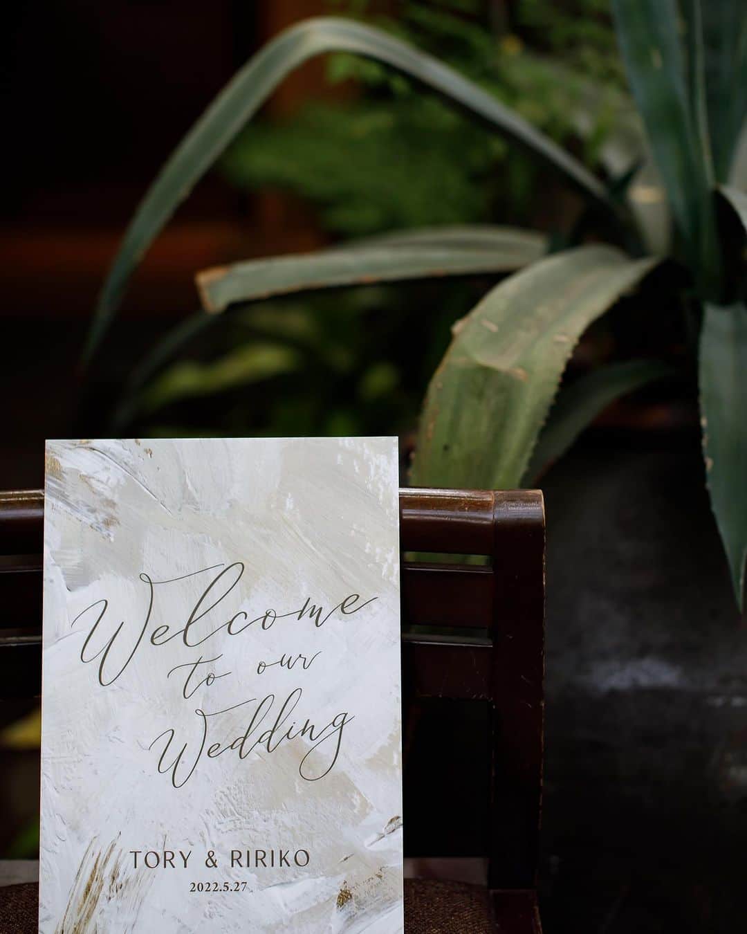 THE SODOH WEDDING OFFICIALのインスタグラム：「. Coordination おふたり専属のフローリストが おふたりらしさ溢れるコーディネートを お手伝いします  一生に一度の日だからこそ おふたりだけの空間を作りませんか .  >>@sodoh_wedding   #sodoh花嫁#thesodohhigashiyamakyoto  #ザソウドウ東山京都#ソウドウ#sodoh#weddingdress #結婚式 #thetreatdressing#プレ花嫁#卒花嫁#結婚準備#式場探し#関西花嫁#京都花嫁#入籍#プロポーズ#前撮り#ウェディングドレス#ウェディングヘアメイク　#トリートドレッシング#ウェルカムスペース#和装　#ウェルカムスペース #ウェルカムグッズ」