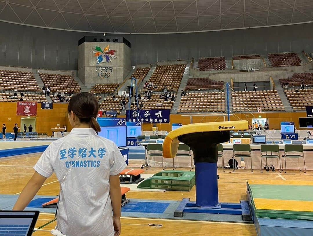 寺本明日香さんのインスタグラム写真 - (寺本明日香Instagram)「#2023全日本インカレ 至学館大学は女子団体で2部の2位でした🥈  昨年の全日本インカレ2部最下位からの追い上げ！ 新年に決めた部の目標は ”2部の真ん中を狙う”でした。 真ん中どころか 上出来の2位！素晴らしいです✨️  1種目の段違い平行棒で各々ミスはありましたが 2種目目からの平均台で しっかり気持ちを切り替えてできたところが 今回の試合運びの良いポイントになりました。  昨年の9月から監督に就任し まずは真剣かつ楽しくやることを目標にやってきました。 みんなの暗かった表情がだんだん明るく そして真剣になってきて 最近の試合では楽しそうにやってる姿を見て 見てきてよかったなと思います。  来年からは熾烈な戦いがありますが また引き続き応援のほど よろしくお願いします！  🍇 株式会社ヤオトク 佐藤社長から 頑張る至学館の学生達へと フルーツをいただきました！ みんなとても喜んでました😋 ありがとうございます！！  #至学館大学体操競技部  #全日本インカレ #全日本インカレ体操 #シャインマスカット #ナガノパープル #クインルージュ  ※学生から写真記載許可を得てます。」8月22日 9時40分 - teramoto_asuka