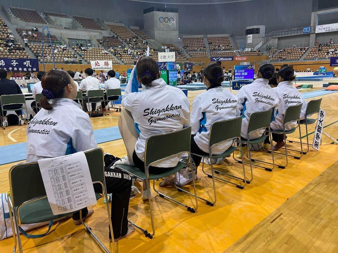 寺本明日香さんのインスタグラム写真 - (寺本明日香Instagram)「#2023全日本インカレ 至学館大学は女子団体で2部の2位でした🥈  昨年の全日本インカレ2部最下位からの追い上げ！ 新年に決めた部の目標は ”2部の真ん中を狙う”でした。 真ん中どころか 上出来の2位！素晴らしいです✨️  1種目の段違い平行棒で各々ミスはありましたが 2種目目からの平均台で しっかり気持ちを切り替えてできたところが 今回の試合運びの良いポイントになりました。  昨年の9月から監督に就任し まずは真剣かつ楽しくやることを目標にやってきました。 みんなの暗かった表情がだんだん明るく そして真剣になってきて 最近の試合では楽しそうにやってる姿を見て 見てきてよかったなと思います。  来年からは熾烈な戦いがありますが また引き続き応援のほど よろしくお願いします！  🍇 株式会社ヤオトク 佐藤社長から 頑張る至学館の学生達へと フルーツをいただきました！ みんなとても喜んでました😋 ありがとうございます！！  #至学館大学体操競技部  #全日本インカレ #全日本インカレ体操 #シャインマスカット #ナガノパープル #クインルージュ  ※学生から写真記載許可を得てます。」8月22日 9時40分 - teramoto_asuka