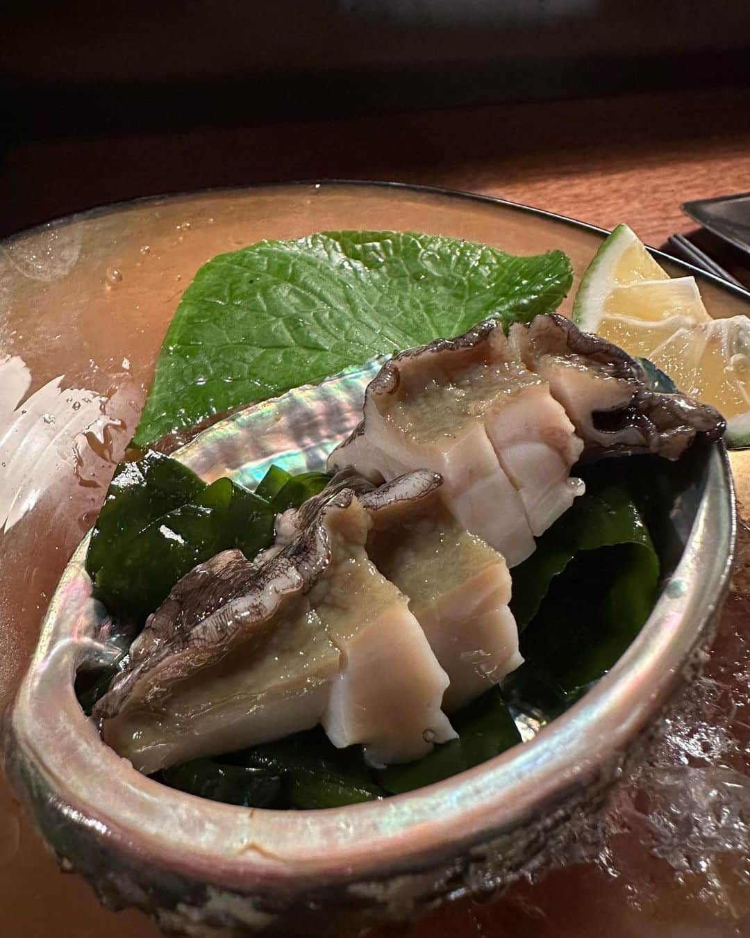 ニッチロー'さんのインスタグラム写真 - (ニッチロー'Instagram)「鮪の頭  寿司屋ではありません  【cignale ENOTECA】  イタリアンです  少し前ですが結婚記念日のディナー  調理前に旬の食材を丁寧に説明してくれて、この食材がどんな一皿になるのかワクワクが止まらない  偽物が本物の料理を食す  美味しい料理にワインも進み過ぎて酔ッチローです  でも舌の記憶はしっかりと残ってます  またこの舌の記憶を塗り替えたい  そう思わせるお店  特別な時間をありがとうございました  #cignaleenoteca  #チニャーレエノテカ  #イタリアン #神泉 #内装もかっこいい #ジゲ兄ありがとう #結婚記念日 #特別なディナー #酔ッチロー #ニッチロー」8月22日 9時42分 - nicchiro5.1