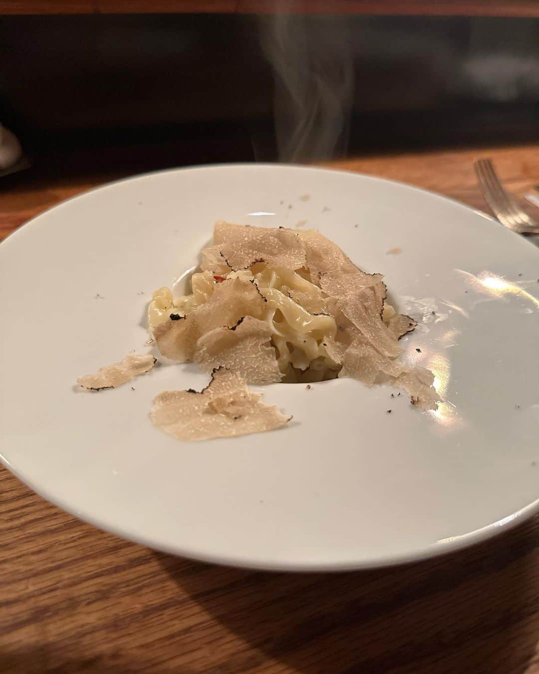 ニッチロー'さんのインスタグラム写真 - (ニッチロー'Instagram)「鮪の頭  寿司屋ではありません  【cignale ENOTECA】  イタリアンです  少し前ですが結婚記念日のディナー  調理前に旬の食材を丁寧に説明してくれて、この食材がどんな一皿になるのかワクワクが止まらない  偽物が本物の料理を食す  美味しい料理にワインも進み過ぎて酔ッチローです  でも舌の記憶はしっかりと残ってます  またこの舌の記憶を塗り替えたい  そう思わせるお店  特別な時間をありがとうございました  #cignaleenoteca  #チニャーレエノテカ  #イタリアン #神泉 #内装もかっこいい #ジゲ兄ありがとう #結婚記念日 #特別なディナー #酔ッチロー #ニッチロー」8月22日 9時42分 - nicchiro5.1