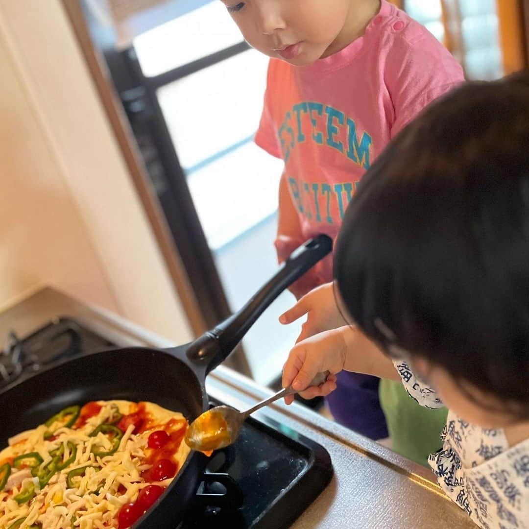 花原緑さんのインスタグラム写真 - (花原緑Instagram)「/ 息子とピザ作り🍕🍅🍴 熱くてたべれないじゃーん と言いながら、自分で作った焼き立てピザは格別！ 夢中で頬張って あっとゆうまになくなりました笑  #夏休み #料理男子 #手作りピザ  #みんなでたべるとおいしいね #つぎはなにつくろうか」8月22日 9時55分 - midori_hanahara_official