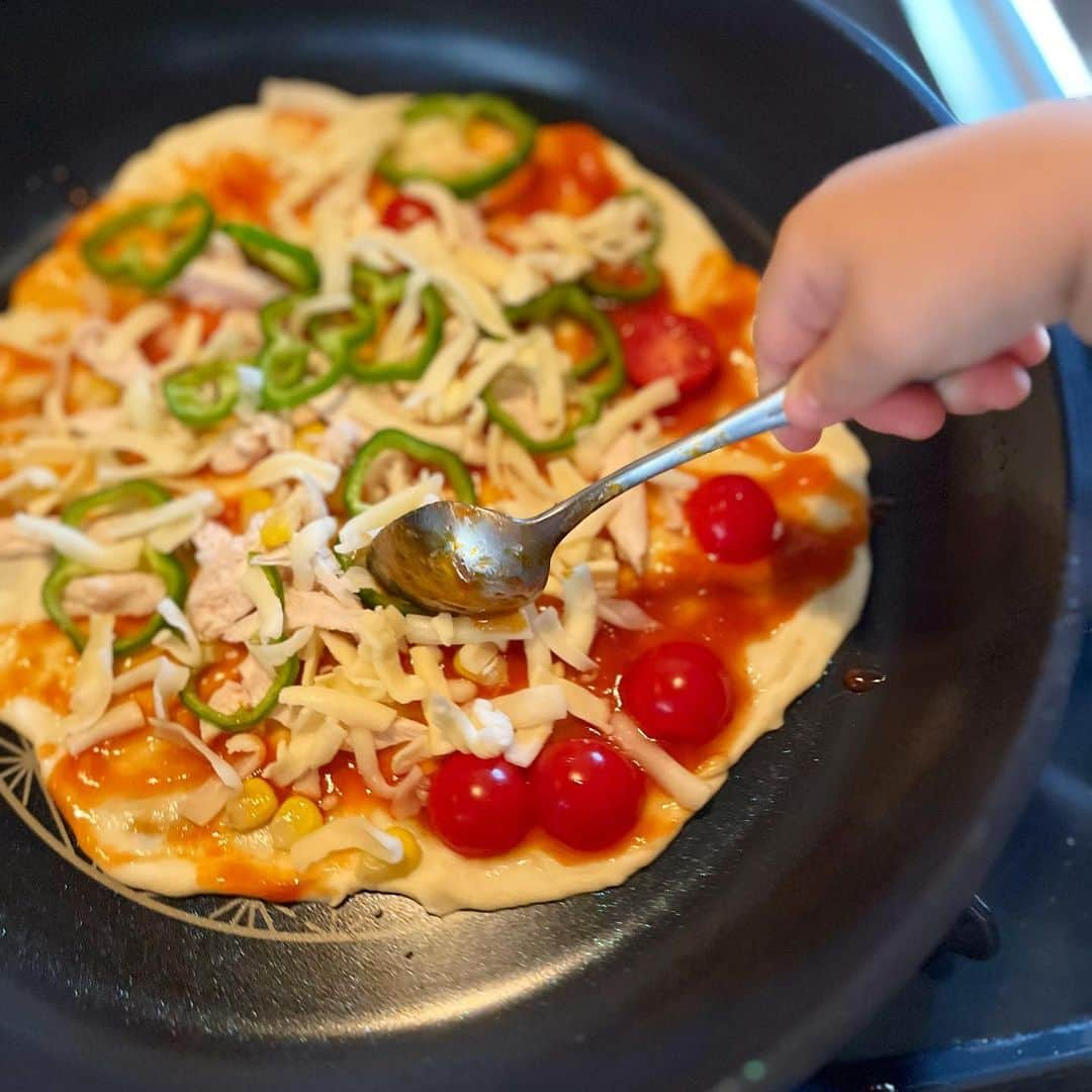 花原緑さんのインスタグラム写真 - (花原緑Instagram)「/ 息子とピザ作り🍕🍅🍴 熱くてたべれないじゃーん と言いながら、自分で作った焼き立てピザは格別！ 夢中で頬張って あっとゆうまになくなりました笑  #夏休み #料理男子 #手作りピザ  #みんなでたべるとおいしいね #つぎはなにつくろうか」8月22日 9時55分 - midori_hanahara_official