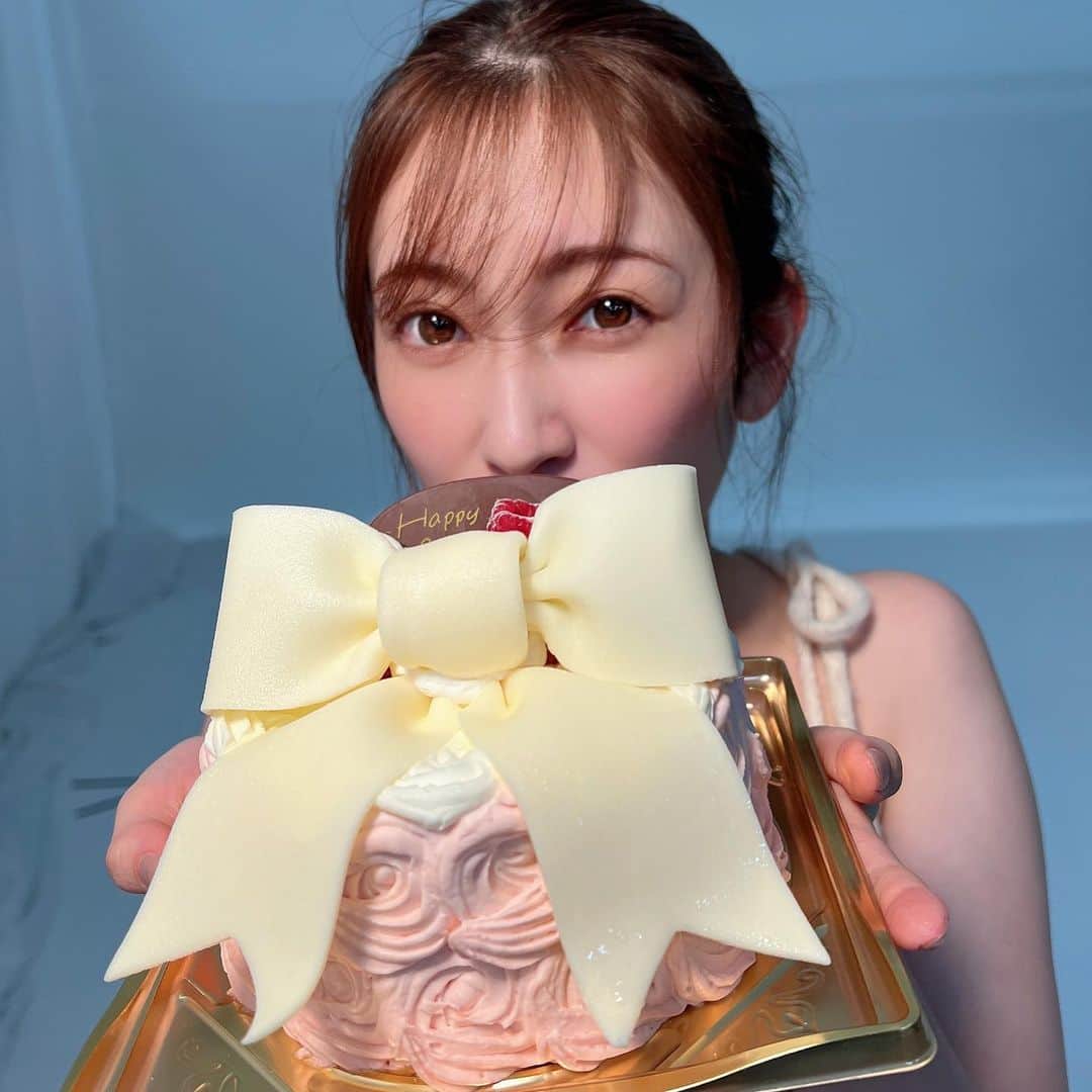 吉田朱里のインスタグラム：「@ray.magazine の撮影でも お誕生日お祝いしてもらった🩷 いつもサプライズなのに 今年も初期から一緒にフォトブックとか作ってきたスタッフさんだったからもう何年もやってるとわかってんでしょ！って言われて サプライズではなかった😂🩷 . もう専属になって5年だって！ 早いね〜🥺🩷」