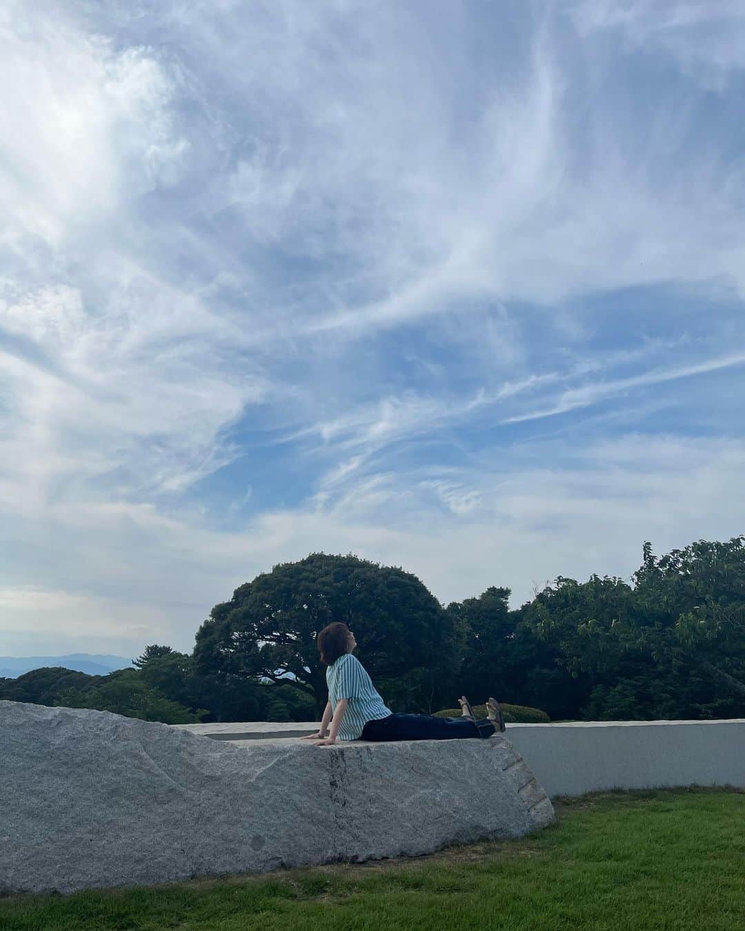 赤坂由梨さんのインスタグラム写真 - (赤坂由梨Instagram)「7月思い出投稿🌿  静岡⇔東京フレンズの @mariannu_ と 日本平ホテルへ。 思いっきり笑って自然に癒された日(いつもやってる)  宿泊者じゃなくても芝生庭園に入ることが出来て、 晴れていたら富士山や駿河湾が一望できるので 静岡に遊びに来た際は 是非訪れてほしい場所の一つです☺️  #日本平ホテル #静岡 #静岡旅行」8月22日 9時48分 - __fuyuri