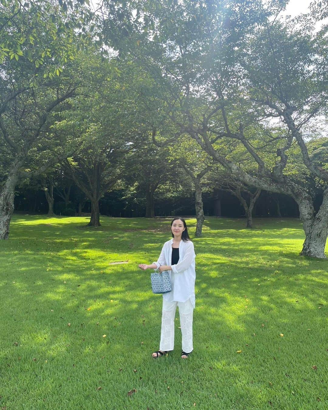 赤坂由梨のインスタグラム：「7月思い出投稿🌿  静岡⇔東京フレンズの @mariannu_ と 日本平ホテルへ。 思いっきり笑って自然に癒された日(いつもやってる)  宿泊者じゃなくても芝生庭園に入ることが出来て、 晴れていたら富士山や駿河湾が一望できるので 静岡に遊びに来た際は 是非訪れてほしい場所の一つです☺️  #日本平ホテル #静岡 #静岡旅行」