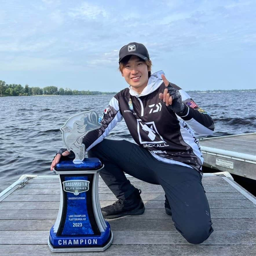 ジャッカルのインスタグラム：「世界最高峰の戦いに参戦中の藤田京弥プロ 2023 Bassmaster Elite at Lake Champlain にて見事優勝を飾りました！  たくさんのご声援ありがとうございました。  ジャッカルプロスタッフ初の快挙。 藤田京弥プロ、優勝おめでとうござます！  photo by Seigo Saito #Bassmaster #BassElite #Championship #LakeChamplain #jackall #ジャッカル #藤田京弥」