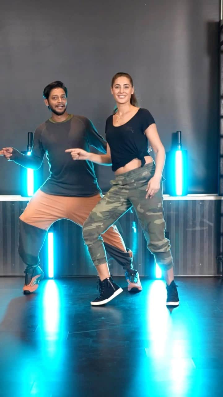 Nargis Fakhri のインスタグラム：「Oldie but a goodie 😀 💃🏽 🕺🏽  . . . . . . . . . #dance @melvinlouis 🙌🏽」