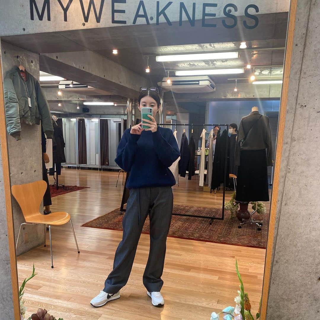 ともさかりえのインスタグラム：「⁡ 秋冬の私はこんな感じのスタイルが日常だと思う。 新作アイテムは今夜21時から販売スタートです。 その前に20時からしのぴとインスタライブ🙆‍♀️ ⁡ #よく質問されるスニーカーは  @nike #ワッフルトレーナー2」