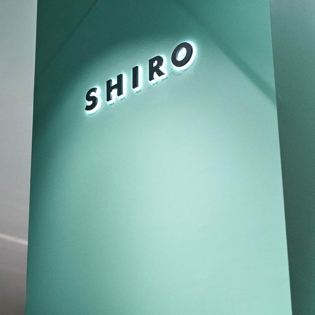 shiroさんのインスタグラム写真 - (shiroInstagram)「【2023/9/1(金)リニューアルオープン】SHIRO ルクア イーレ店 	 リブランディング前のshiro時代、2017年3月1日にオープンした「SHIRO ルクア イーレ店」。オープン以来、約80万名のお客様にご来店いただき、ブランド一番店として長きにわたり営業してまいりました。 そして、このたび9/1(金)に同エリアにてリニューアルオープンします。  今回のリニューアルのキーワードは2つ。 「捨てないこと」と「新たにつくらないこと」です。 従来のSHIROのお店づくりとは大きく異なり、店内のレイアウトを変えず、9日間という短い期間で竣工。クローズ中に館内での催事などは行わず、イベント用の什器を新たにつくることもしません。 今ある什器を捨てずに表層替えを施すだけ。既存の床にペイントをすれば、新たな姿へと生まれ変わります。  従来のように老朽化した店舗をリニューアルするたびに使えるものまで廃棄してスクラップアンドビルドを繰り返すのではなく、既存の設計や資材などを「捨てないで活かしながらデザインする」SHIROらしい新たなお店づくりの提案です。  「SHIRO ルクア イーレ店」改装の様子は、公式SNSにてお届けしていきます。  ■先着順ノベルティ 9/1(金)のオープンに際し、合計11,000 円(税込)以上お買い上げのお客様にミニサイズのフレグランスアイテム「SHIRO オリジナルノベルティ」をご用意。 全3製品の中からお好きなノベルティを1点お選びいただけます。  ・サボン ハンド美容液 15g ・ファブリックソフナー25mL 3包 ・サボン ジェル80(アルコール約80vol%配合) 14mL ※なくなり次第終了となりますので、予めご了承ください。  【店舗情報】 「SHIRO ルクア イーレ店」 住所：大阪府大阪市北区梅田3丁目1-3 ルクア イーレ 2F 電話番号：06-6147-8846 営業時間：10:30 ～ 20:30（2023年8月時点）  Designed by @tete_drawer Photo by @keitasawa.photo  #SHIRO #SHIROshop #SHIROskincare #SHIROmakeup #SHIROfragrance #SHIROperfume」8月22日 10時03分 - shiro_japan