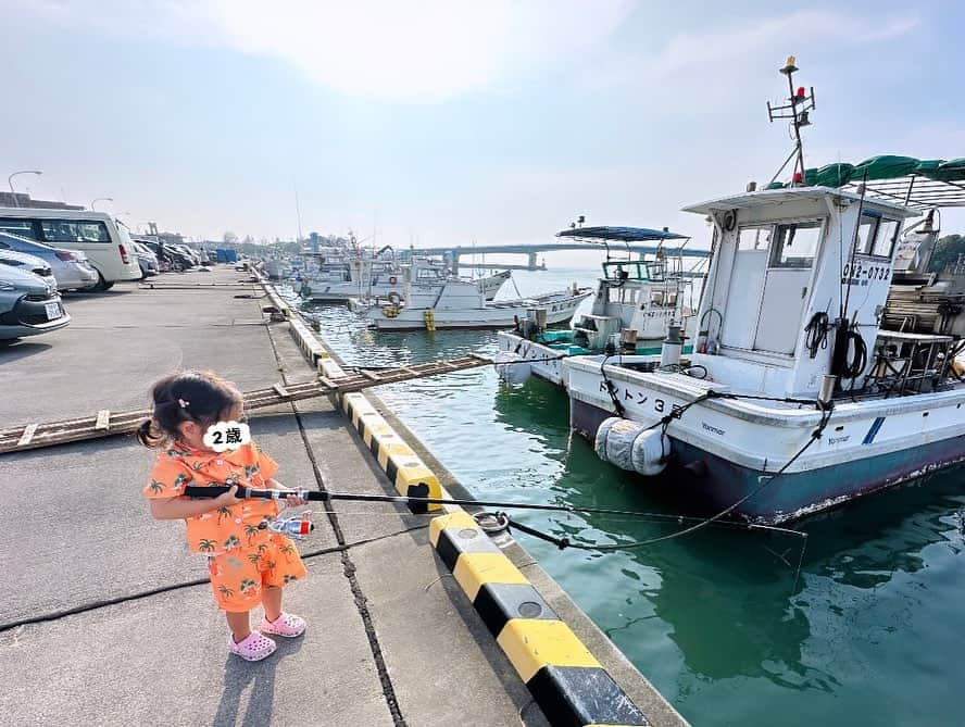 鈴木あきえのインスタグラム：「無事に東京帰ってきて、昨日から通常運転開始✨  時の流れがゆっくりすぎた生活からの 駆け足の日々が再開しております🏃✊🏻  今回の沖縄旅で 子供達が目覚めたのが #釣り　🐟  朝も昼も夕方もずっとしたい❣️と言い張り、合計3回しました🐟笑  私も子供の頃からよく釣りをしてきたタイプで、釣り好きなんです☺︎  が、 これまで釣りの準備やら難しい部分は 子供の頃は父に、 大人になってからは 夫か友達か、もしくはロケ先で出逢ったプロおじさん達に任せっぱなしだったので 自分も色々学びたいなぁと🐟  子供と一緒に知っていきたくて 『家族・親子　つり入門』なる本を買ってみました😂👍🏻 （写真7枚目）  都内近郊でもたくさん釣りしたいな〜🎣  子供の頃大井埠頭でよくハゼ釣りをしていたんだけど、 他にはどこで釣れるんだろう❓🐟  色々出掛けてみたいな🎣👍🏻  #4歳男の子 #2歳女の子 #2歳差兄妹 #2歳差育児 #沖縄家族旅行 #沖縄釣り #家族親子つり入門」