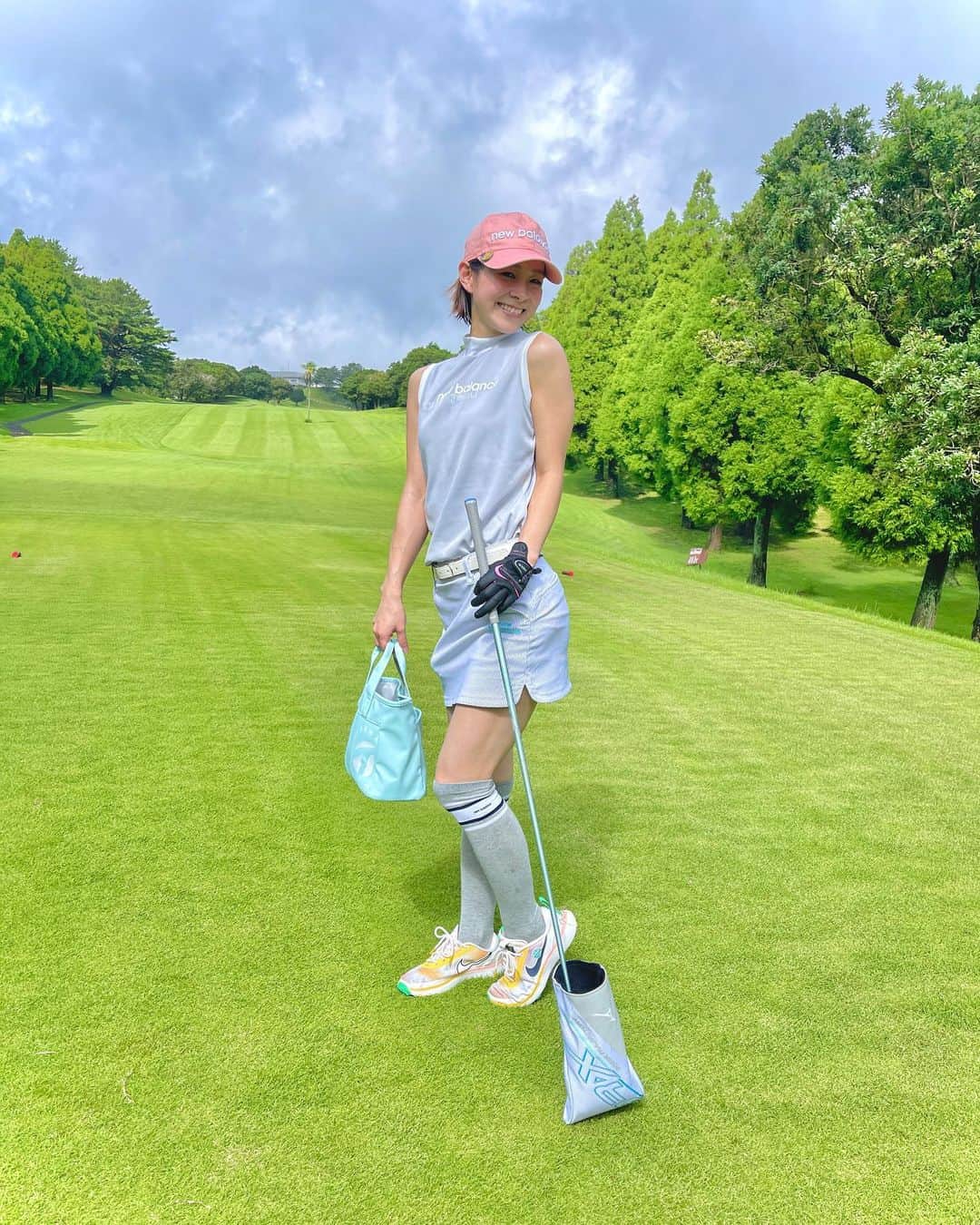 酒井瞳のインスタグラム：「ついに！宮崎のゴルフコース行ってきました😆‼️  #美々津カントリークラブ 宮崎のゴルフ場でも２番目に古い名門コース  太平洋を眺めながらのラウンドは気持ち良かったぁ☀️  前半は海見る余裕ないくらい焦ってたけど(笑)  海の方向に打つ時気持ち良く打ててそれだけで大満足🤣🙌  夏にデビューしてコース３回目流石にがっつり日焼けの跡が、、😂☀️  まだまだ課題は多いけど、伸び代しかないので楽しい‼️笑  あと悔しいのイントネーション変ww  恥ずかしさと相まって🤣🙌笑  #宮崎 #宮崎ゴルフ #美々津 #ゴルフ #golf #⛳️ #🏌️‍♀️ #初心者 #ゴルフ初心者 #ゴルフウェア #newbalance」