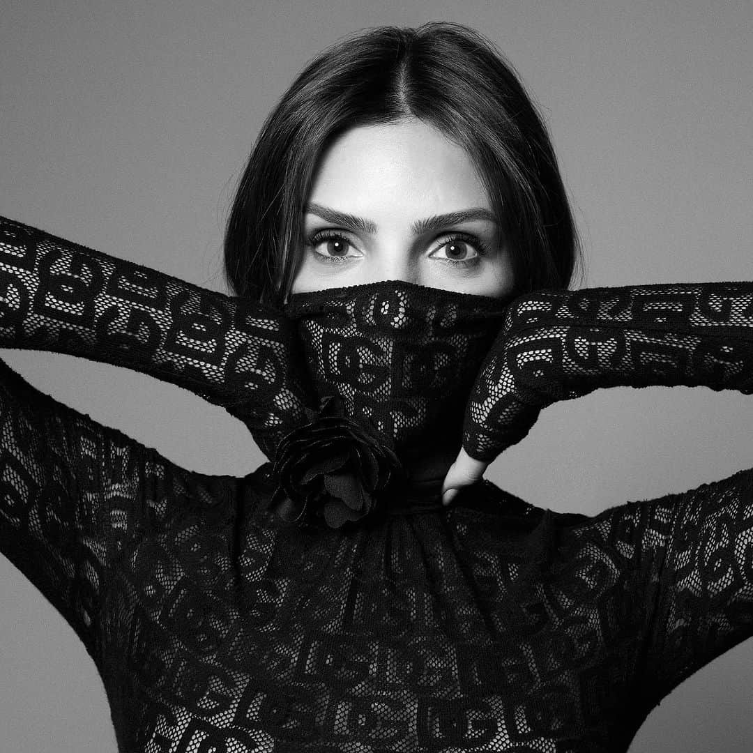 カロリーネ・セリコのインスタグラム：「Dia da moda | Moda pra mim é isso: falar, sem abrir a boca.  Finalmente rompi com minhas crenças, meus paradigmas, meus tabloides pessoais, e hoje posse celebrar com liberdade o que é MODA pra mim! ⚡️ Um dia gravo detalhes sobre isso para vocês... Uma história que vai muito além... #CaCelicoEstilo」